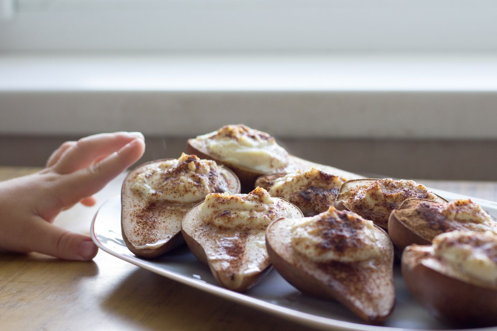 Canon EOS 1200D (EOS Rebel T5 / EOS Kiss X70 / EOS Hi) + Canon EF 50mm F1.8 STM sample photo. Food, pear photography