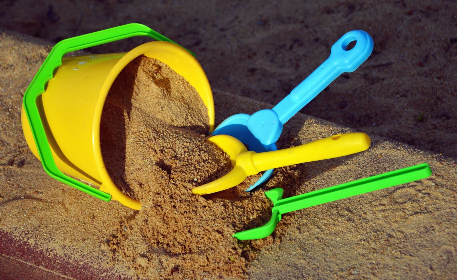 Nikon D5200 sample photo. Bucket, shovel, toy, plastic photography