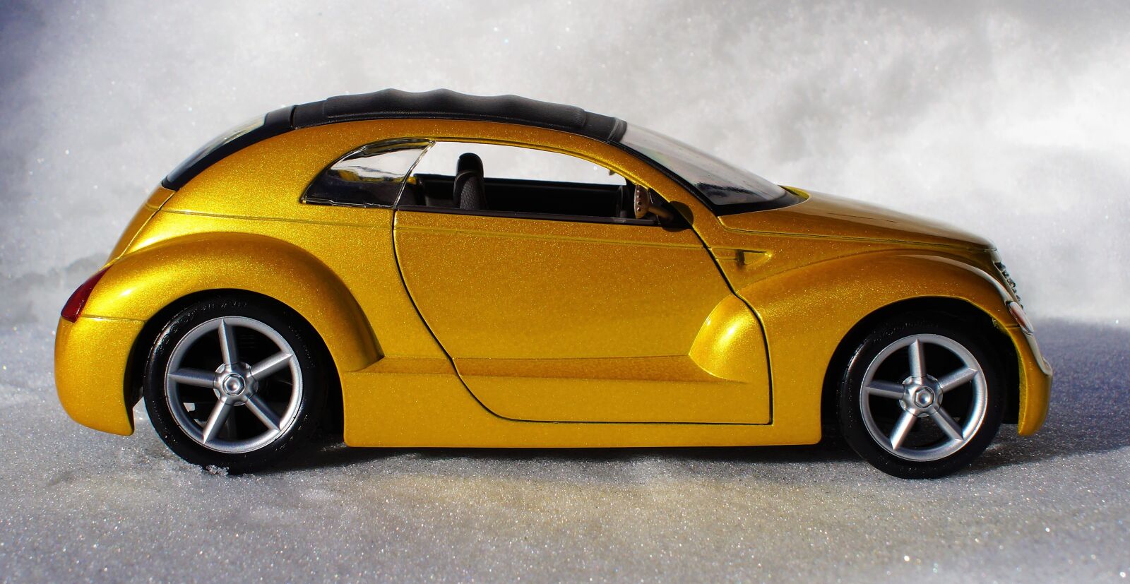 Sony DT 18-70mm F3.5-5.6 sample photo. Model car, chrysler, cruiser photography