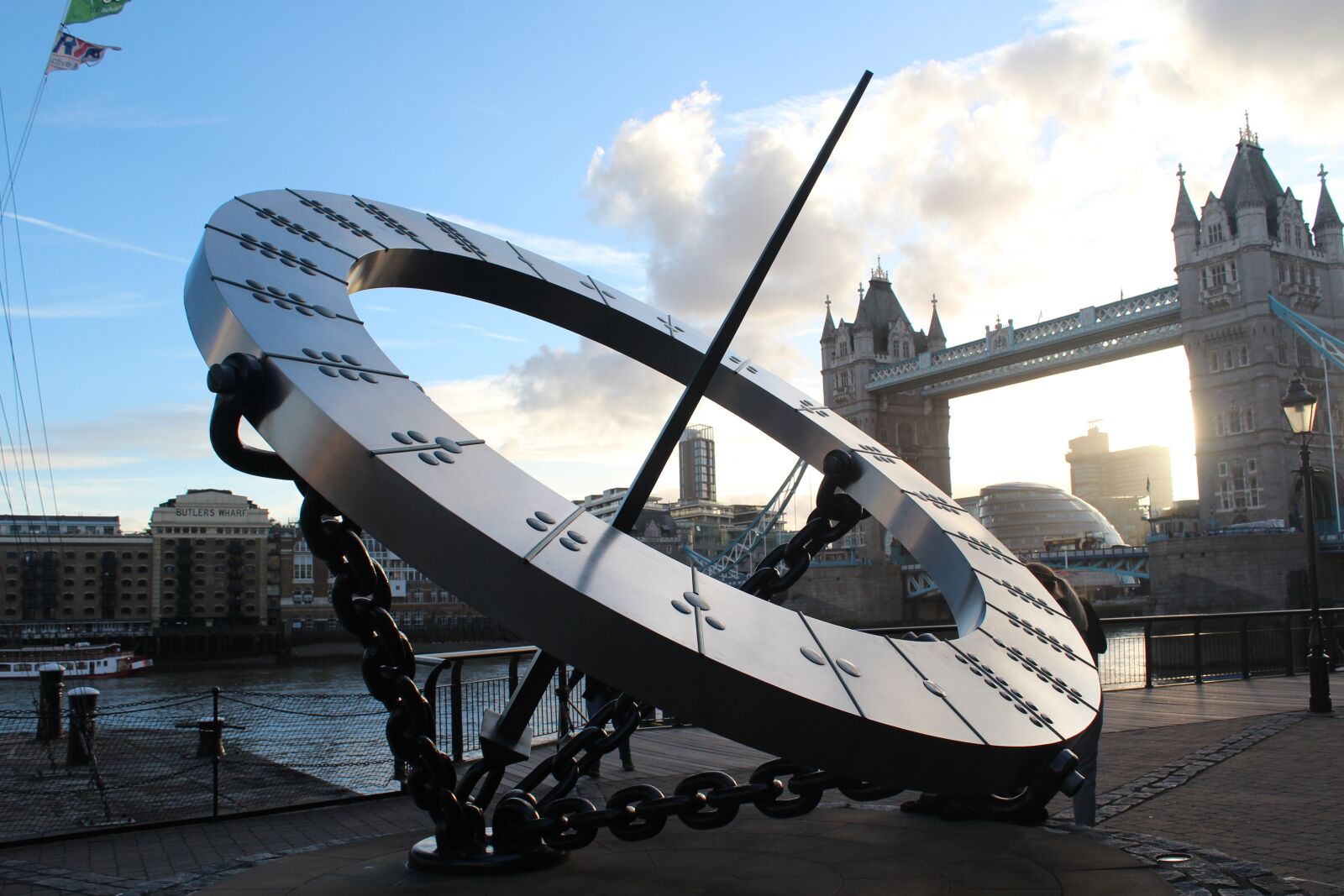 Canon EOS 600D (Rebel EOS T3i / EOS Kiss X5) sample photo. Tower bridge, london, sundial photography