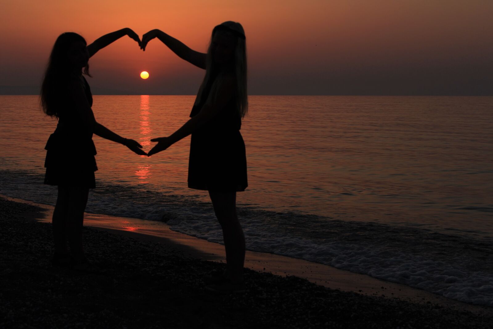 Canon EOS 600D (Rebel EOS T3i / EOS Kiss X5) sample photo. Friendship, sunset, water photography