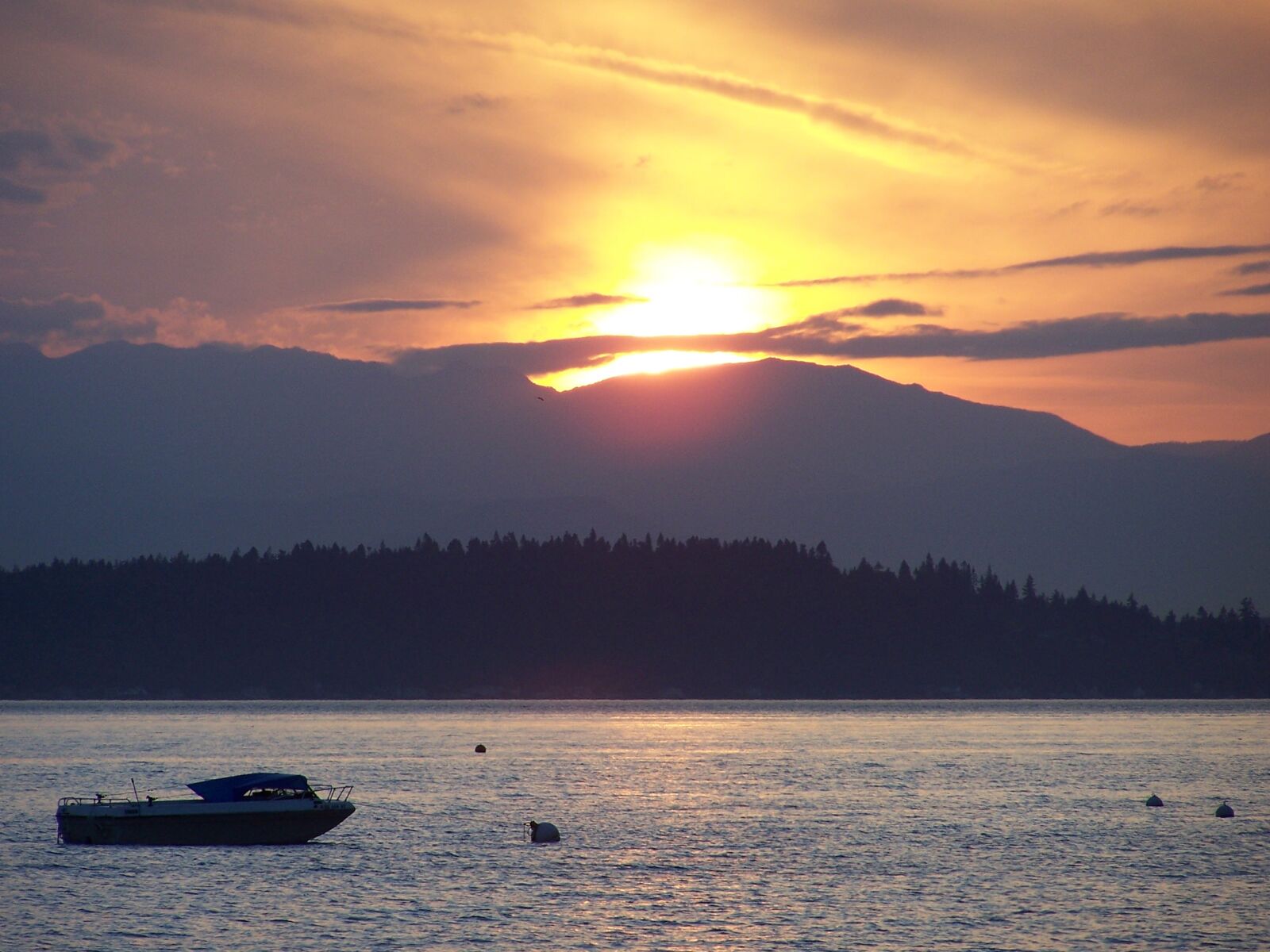 Kodak Z740 ZOOM DIGITAL CAMERA sample photo. Water, sunset, boat photography