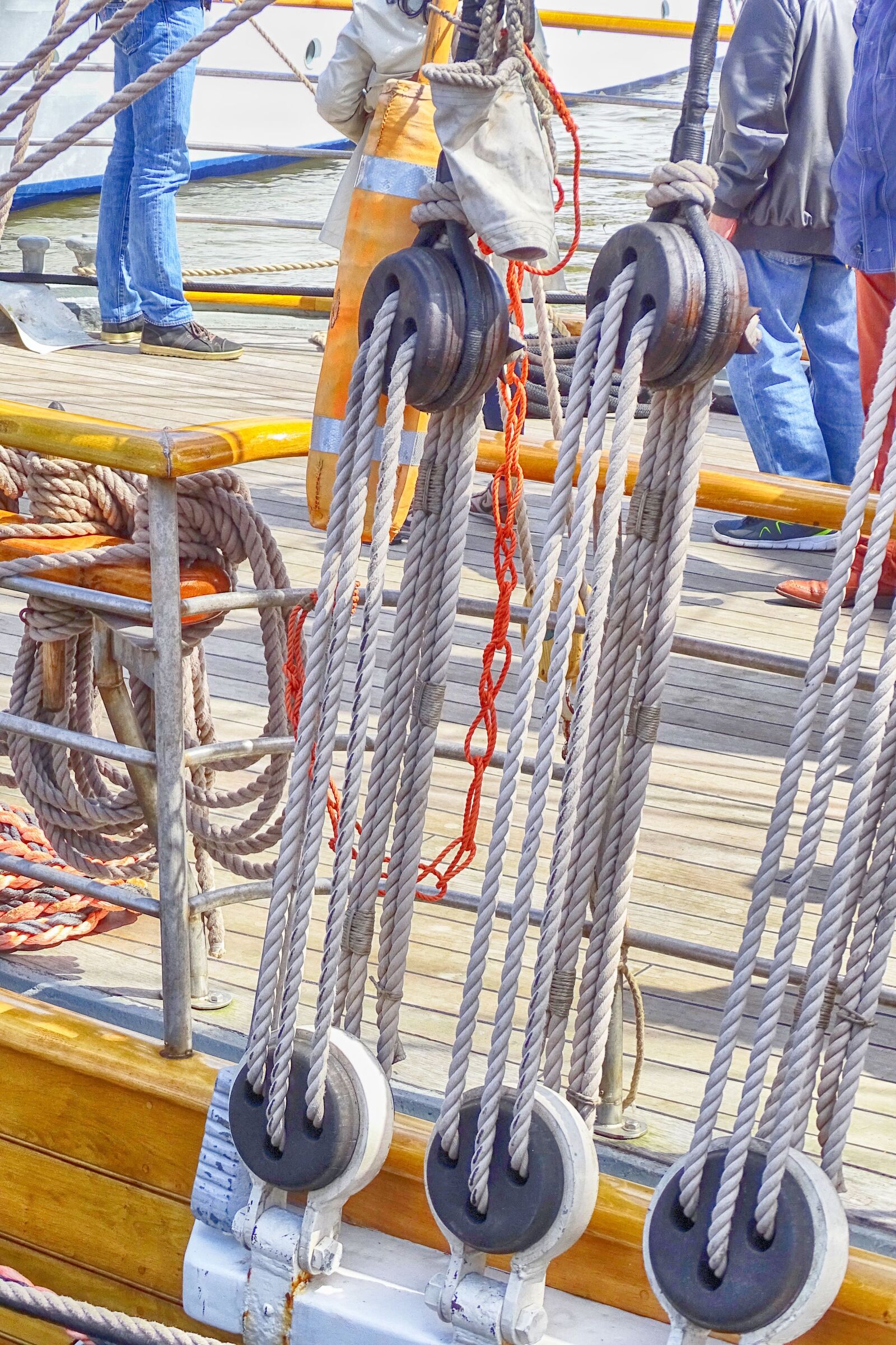 Sony Cyber-shot DSC-HX400V sample photo. Sailing boat, pulley, rope photography