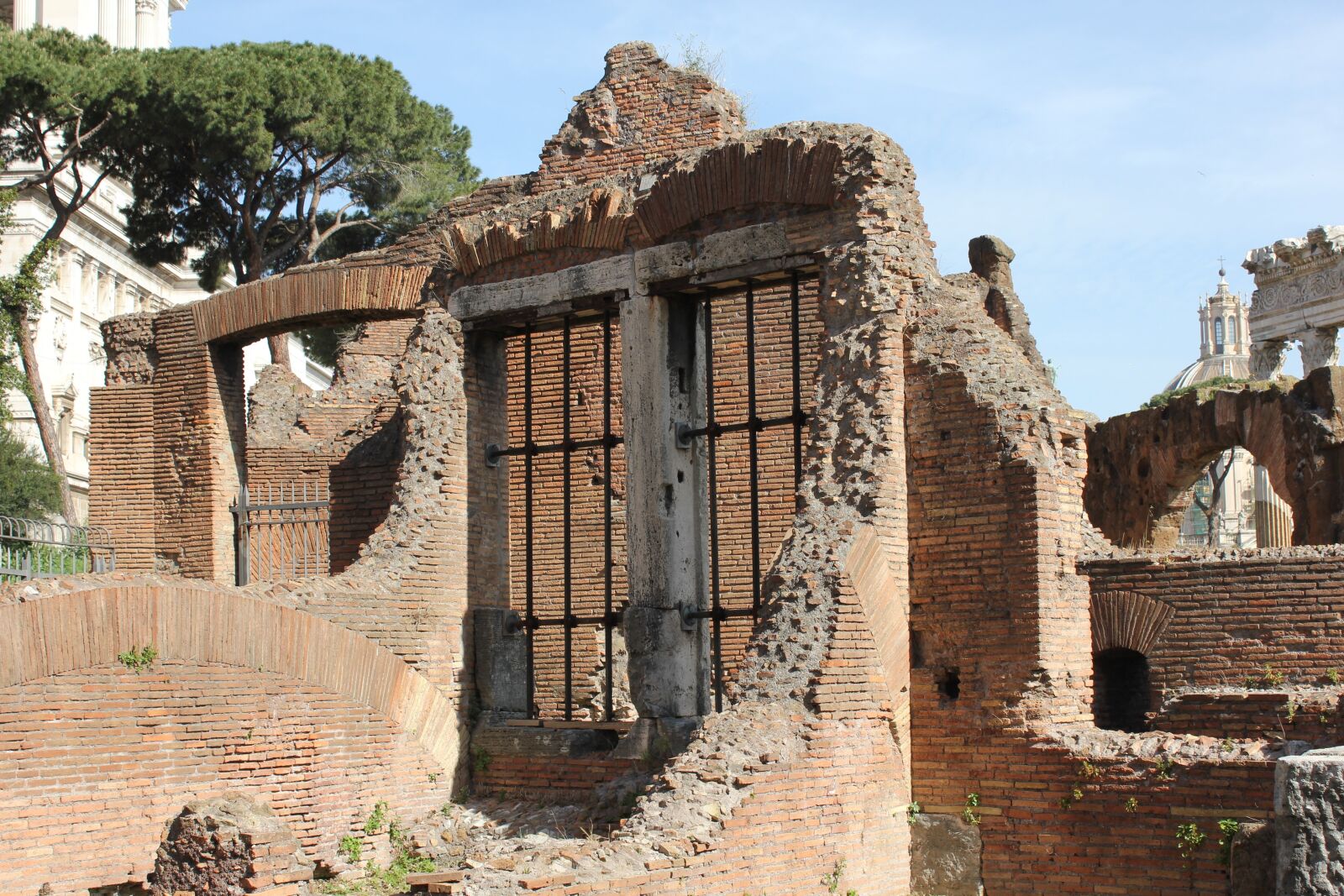 Canon EOS 550D (EOS Rebel T2i / EOS Kiss X4) sample photo. Bricks, old town, city photography