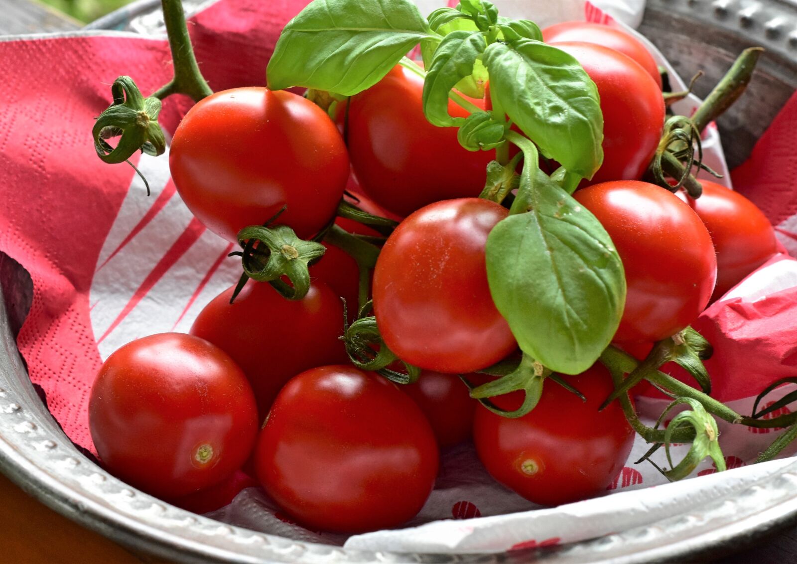 Nikon D7200 sample photo. Tomatoes, basil, food photography