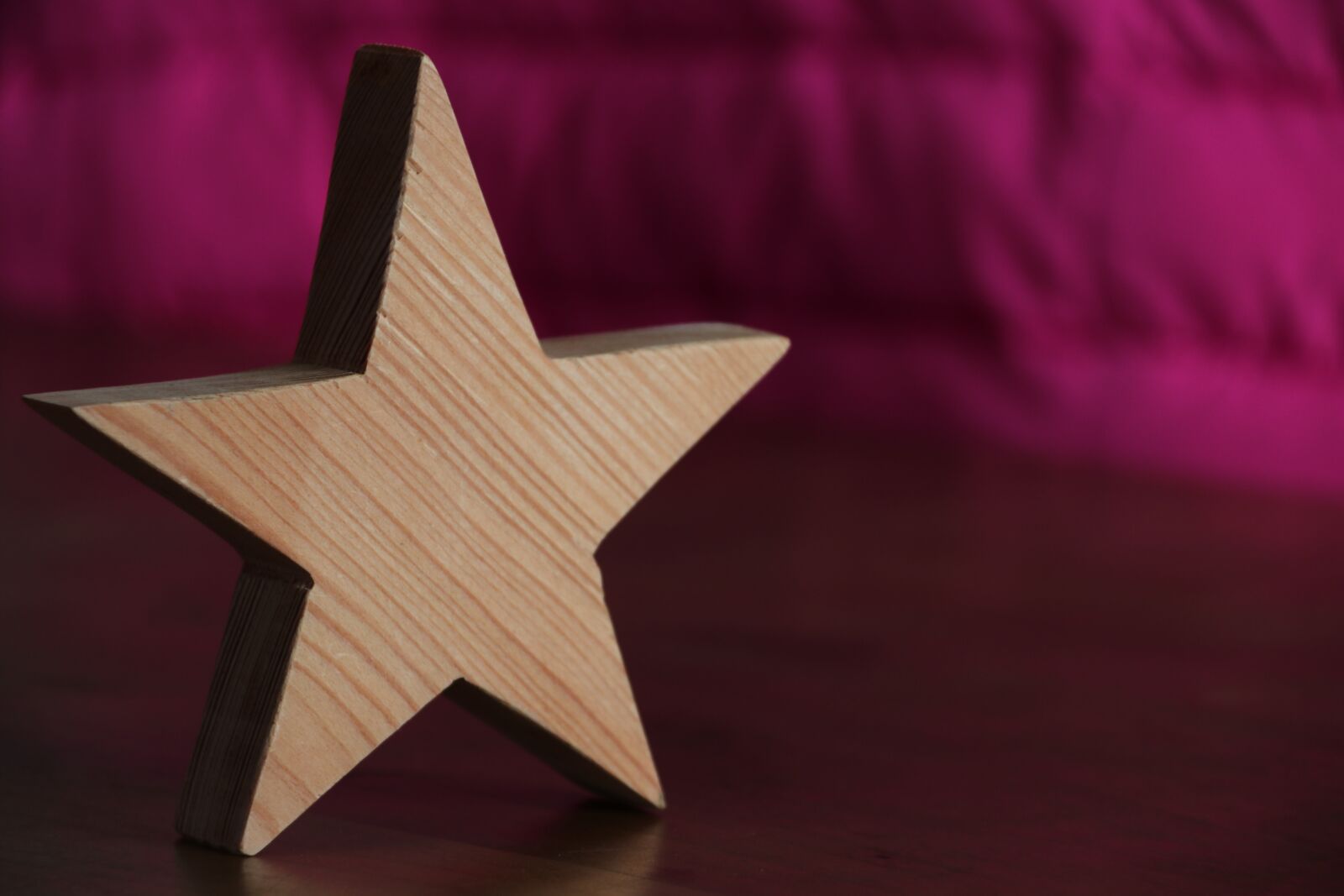 Canon EF-S 18-200mm F3.5-5.6 IS sample photo. Wood star, star, pink photography