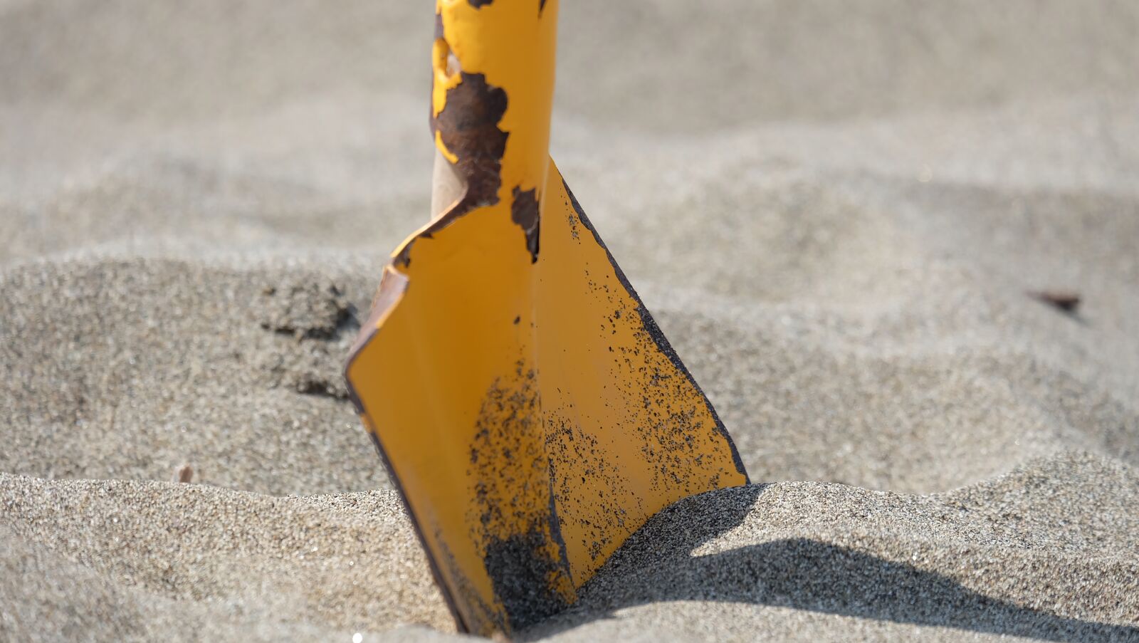 Fujifilm X-A1 sample photo. Beach, sand, blade photography