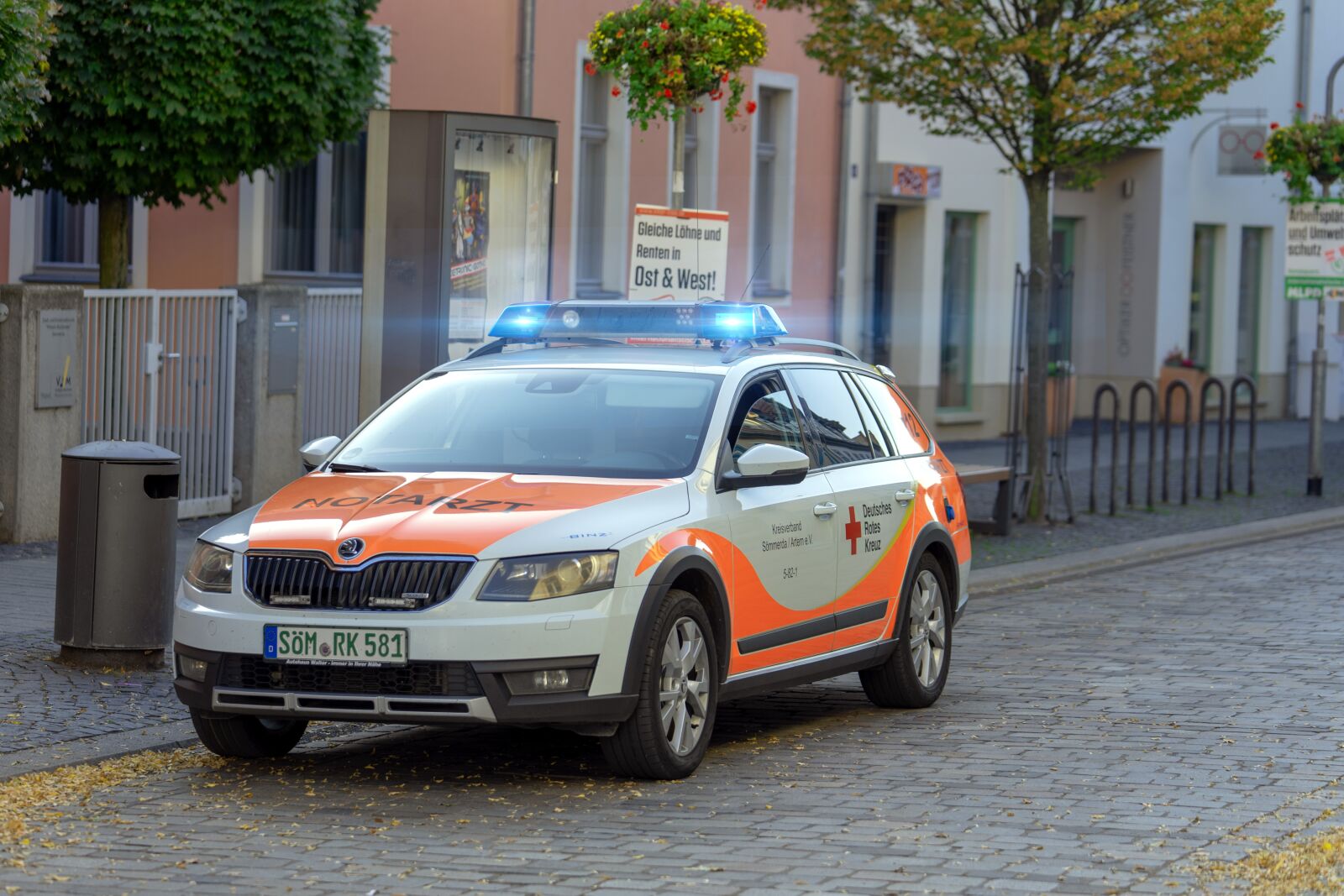 Sony FE 70-200mm F2.8 GM OSS sample photo. Rescue, ambulance, emergency photography