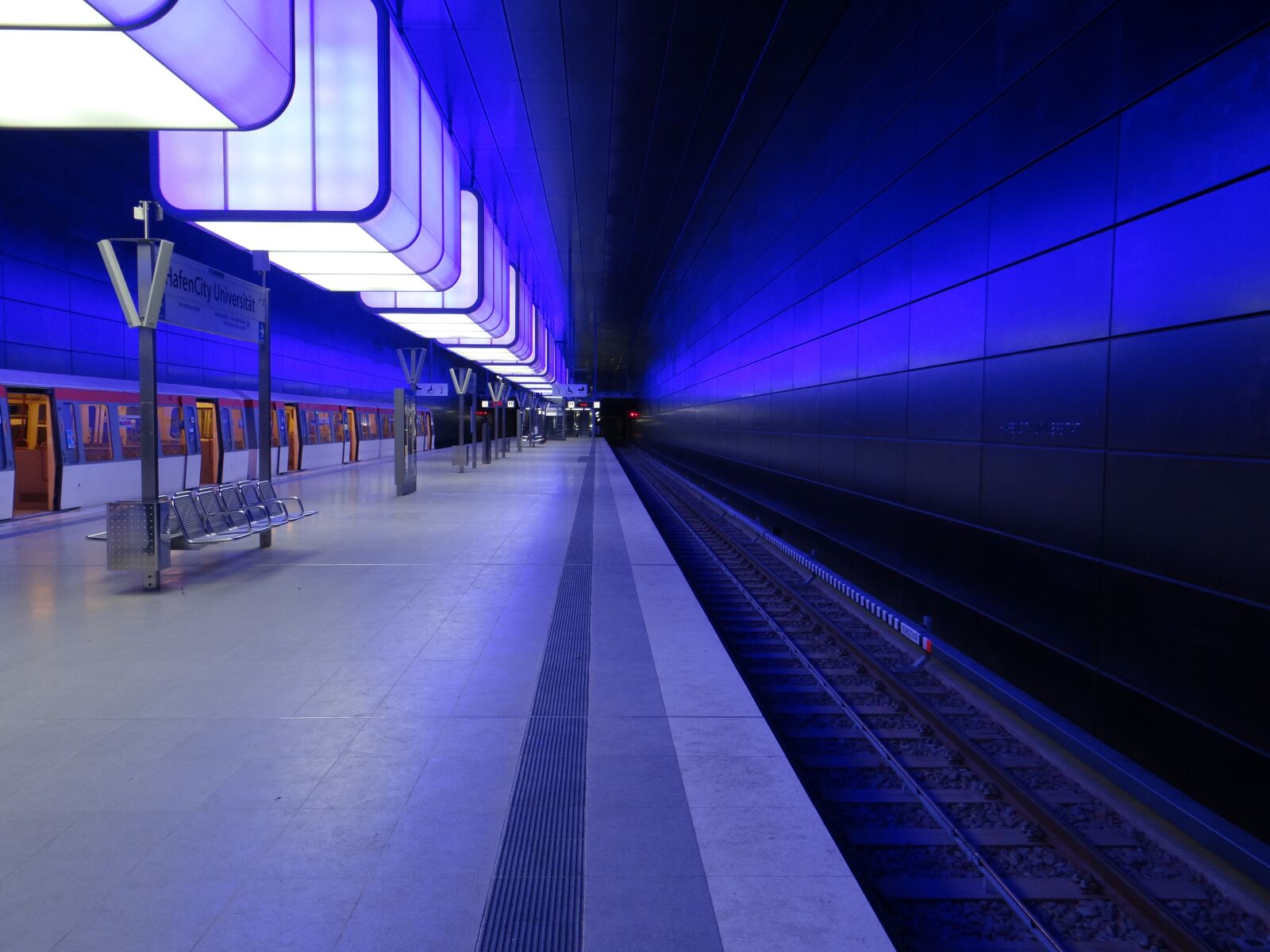 Sony DSC-HX200V sample photo. Metro, harbour city, hamburg photography