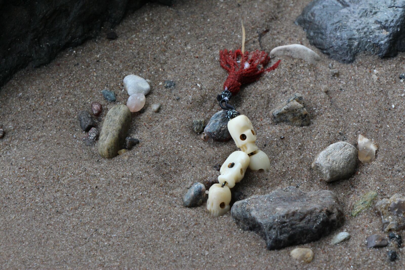 Canon EOS 650D (EOS Rebel T4i / EOS Kiss X6i) sample photo. Bracelet, sand, beach photography