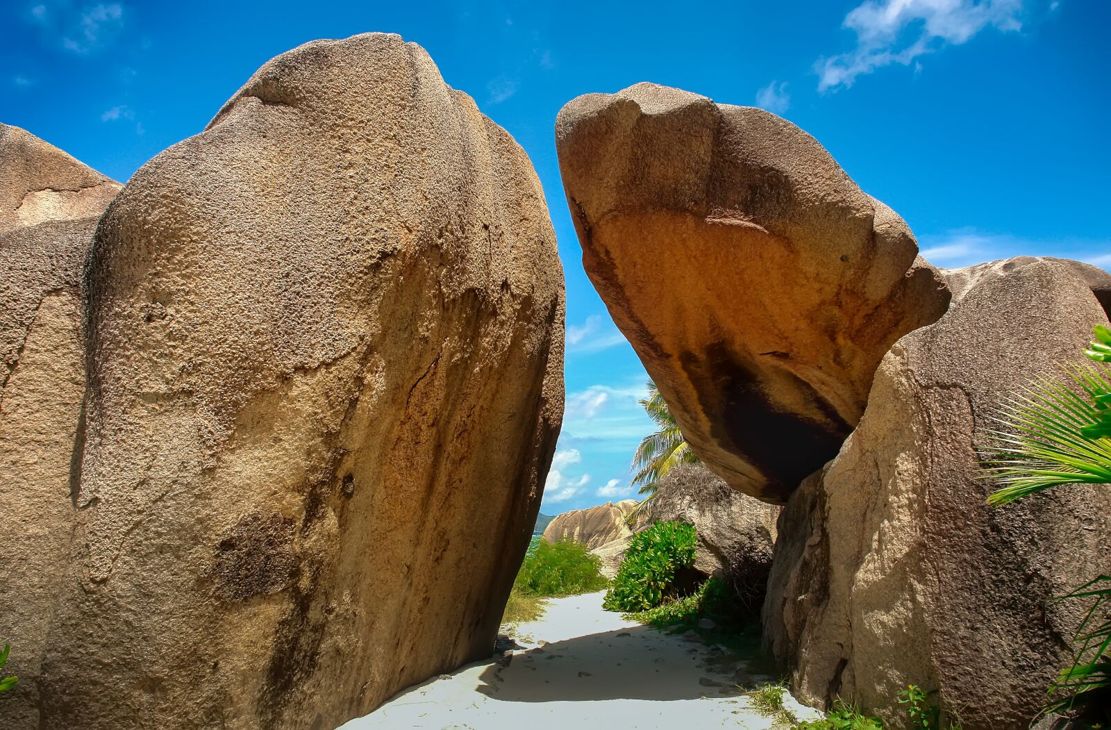 Sony DSC-R1 sample photo. Seychelles, granite rocks, island photography