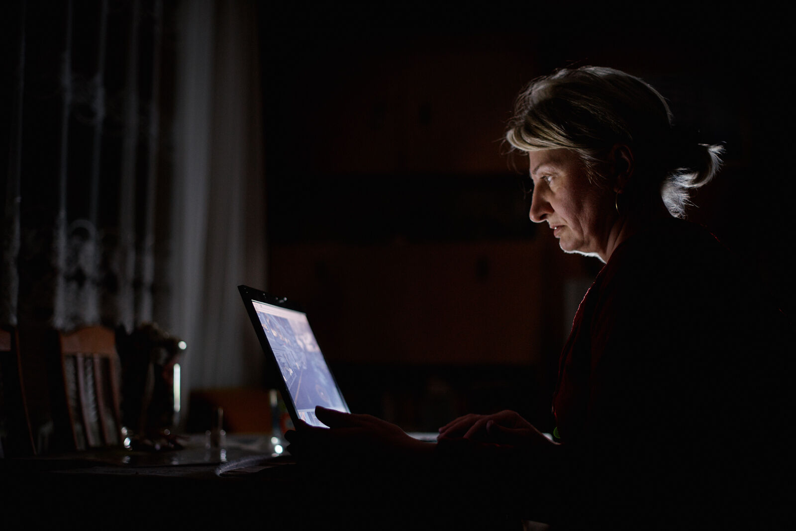 Nikon D610 sample photo. Computer, light, mom, nikon photography