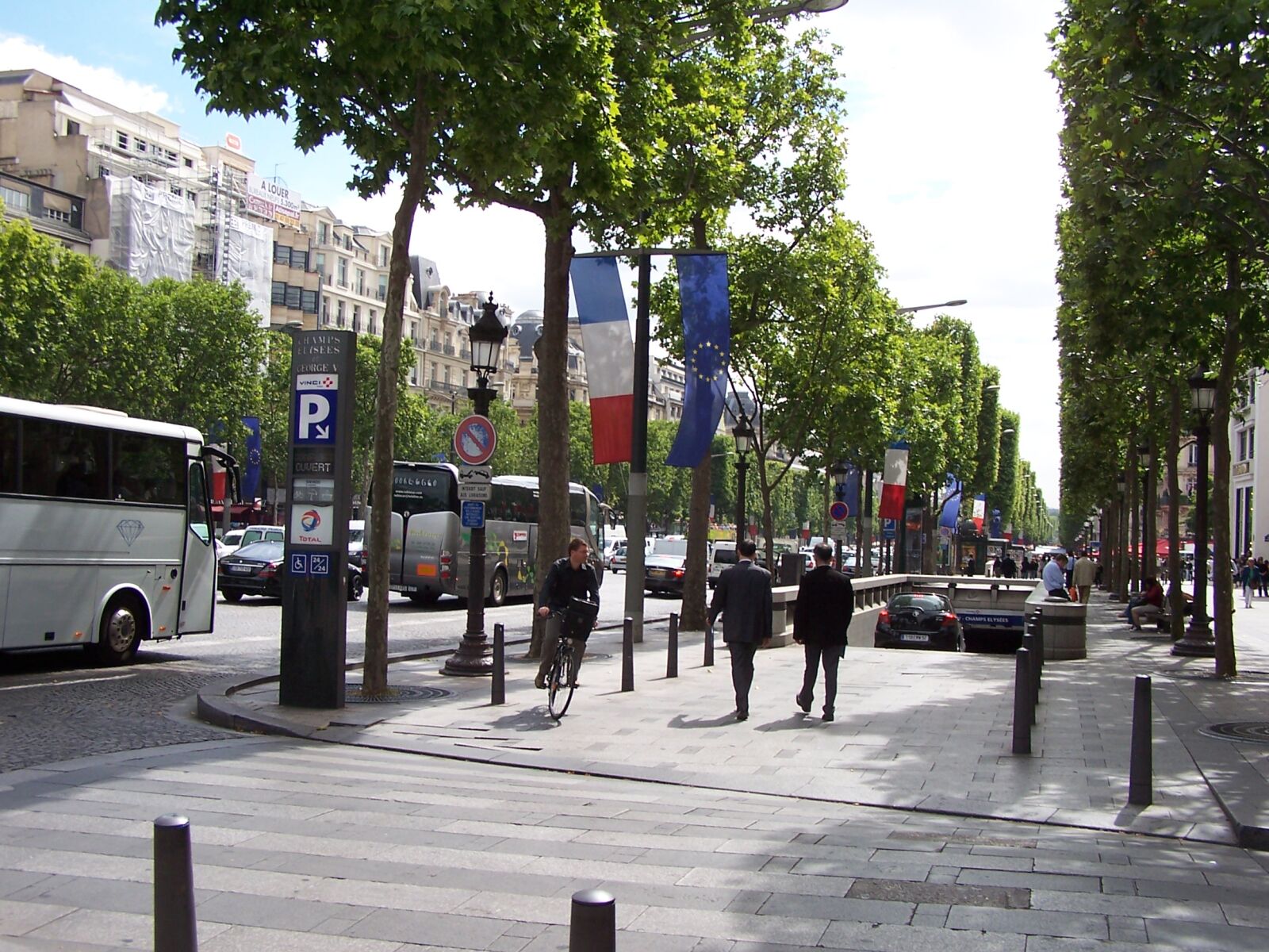 Kodak DX6490 ZOOM DIGITAL CAMERA sample photo. Paris, paris, sidewalk, sidewalk photography