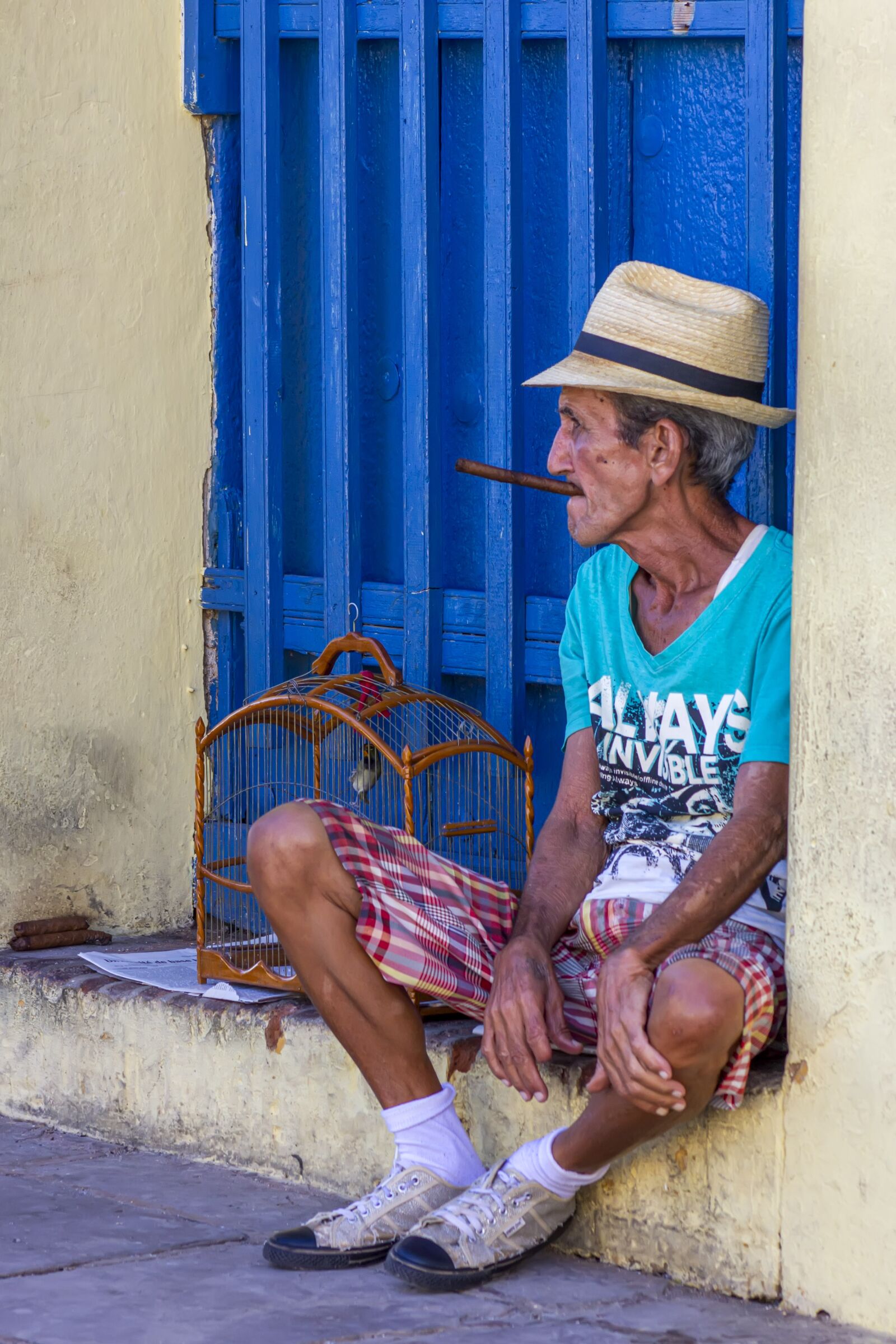Canon EOS 550D (EOS Rebel T2i / EOS Kiss X4) sample photo. Door, blue, cuba photography