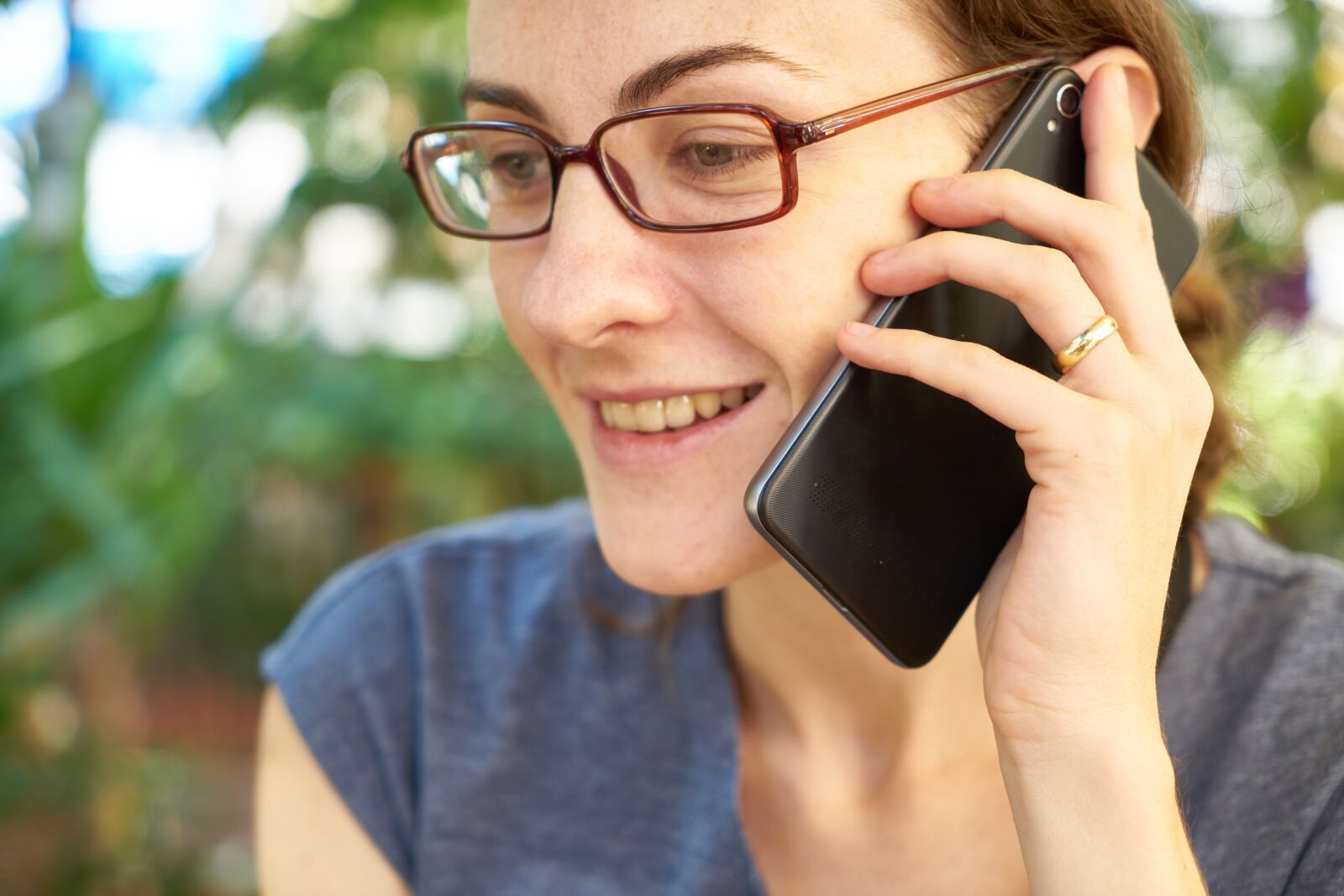 Sony a7R II sample photo. Woman, phone, talk photography