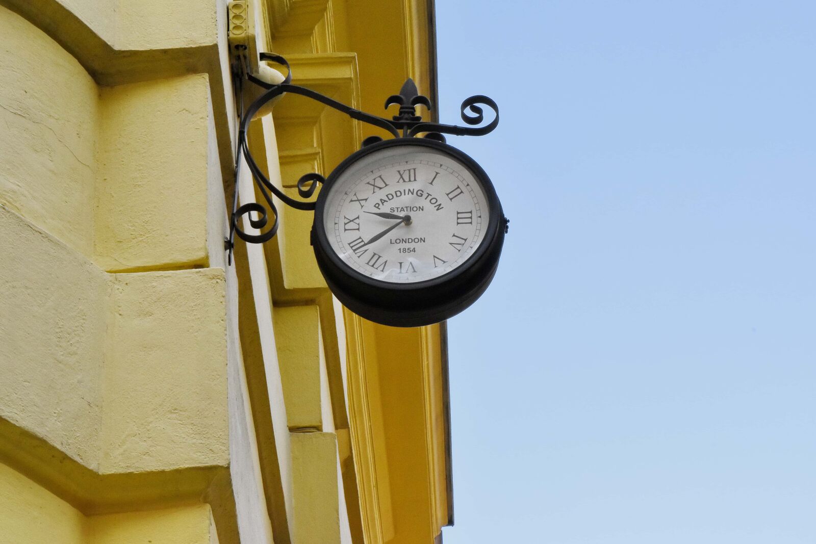 Nikon D5500 sample photo. Analog clock, facade, street photography