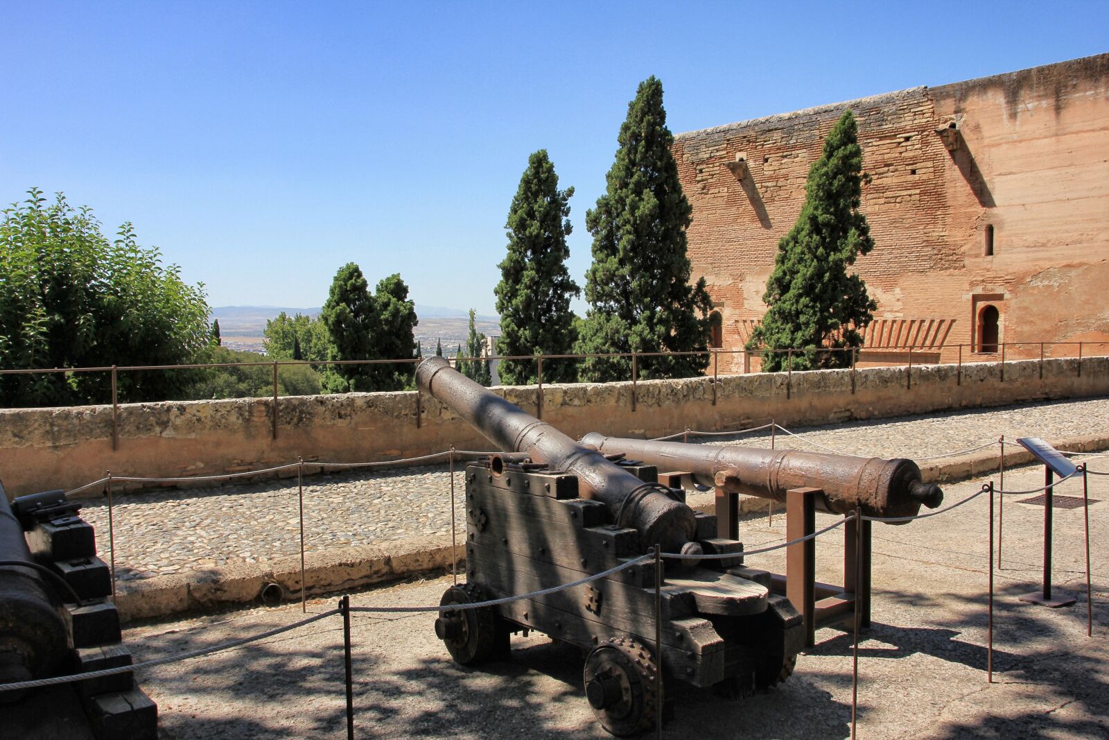 Canon EOS 550D (EOS Rebel T2i / EOS Kiss X4) sample photo. Gun, war, old photography