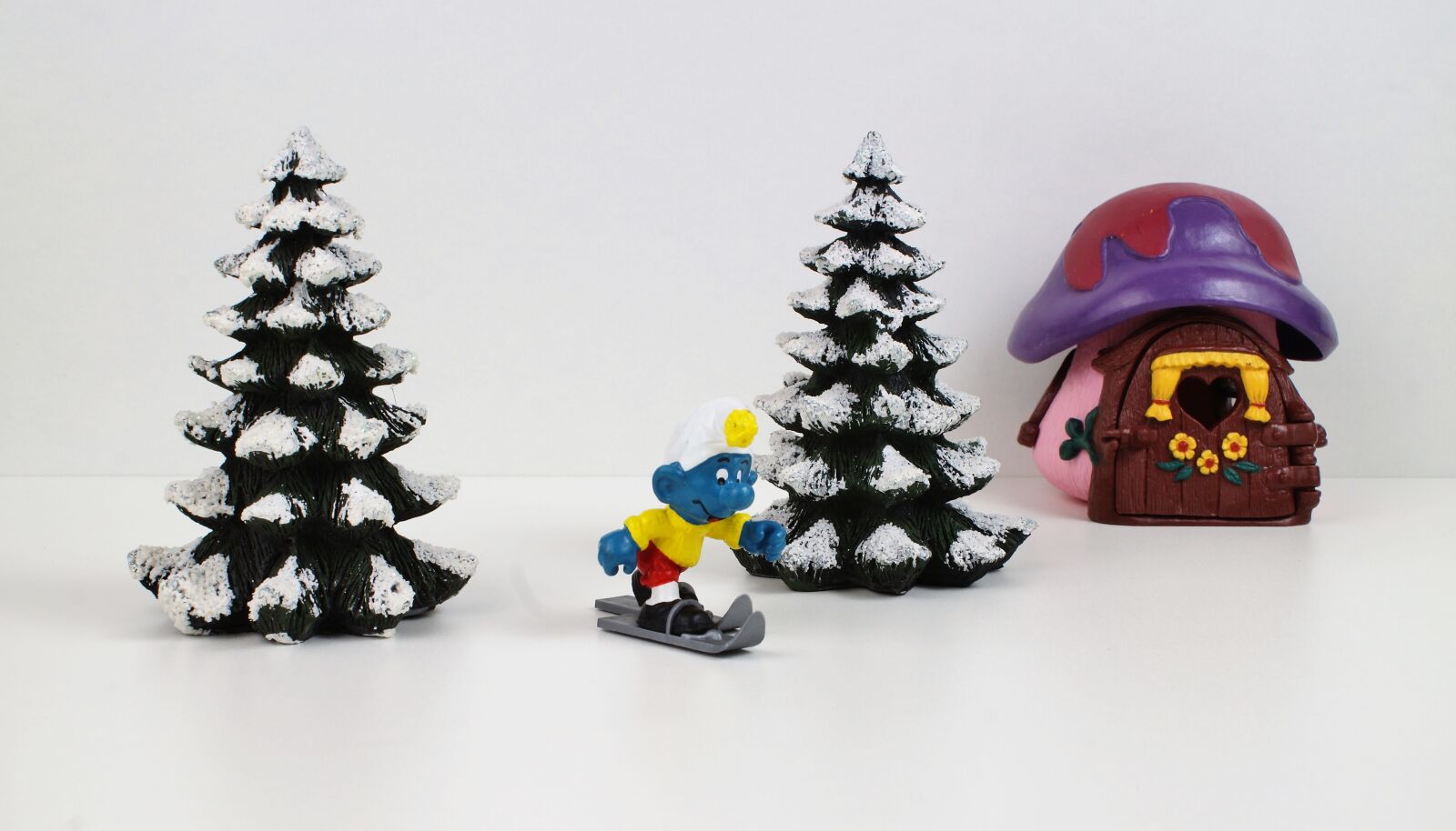 Sony DT 18-70mm F3.5-5.6 sample photo. Smurf, smurfs, figure photography