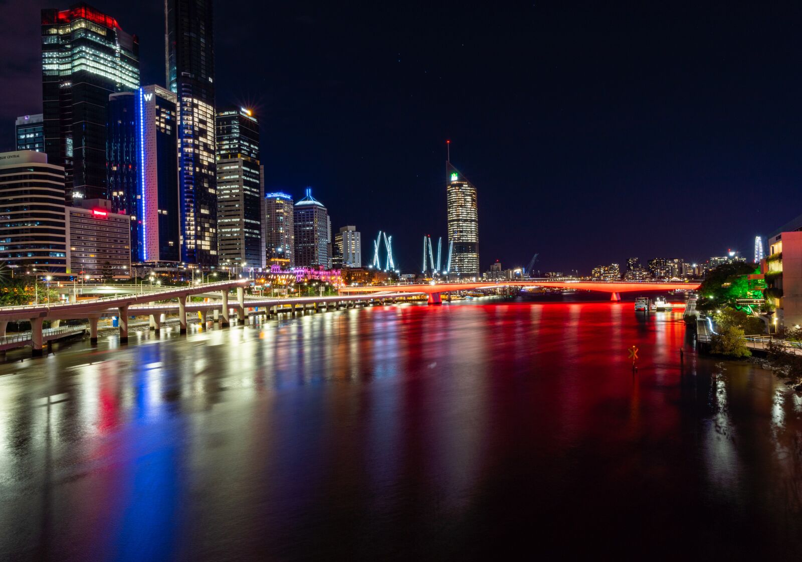 Sony a6400 + Sigma 16mm F1.4 DC DN | C sample photo. City, night, water photography
