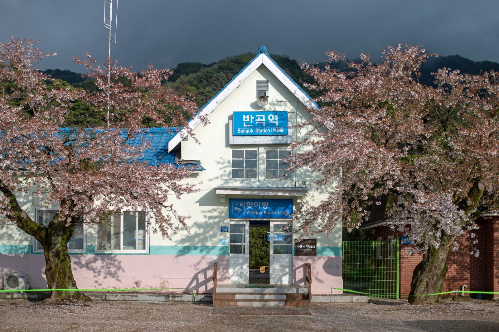 Canon EOS 70D sample photo. Inflection area, train station photography