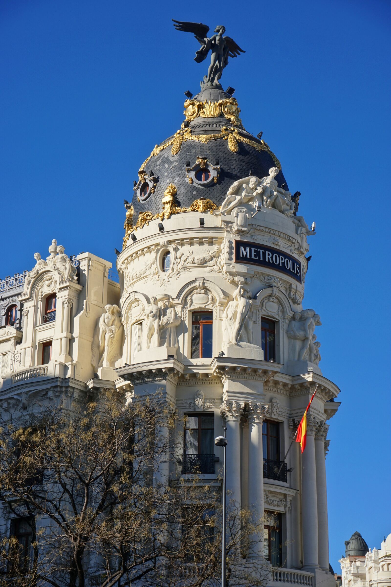 Sony E 16-50mm F3.5-5.6 PZ OSS sample photo. Metropolis, spain, madrid photography