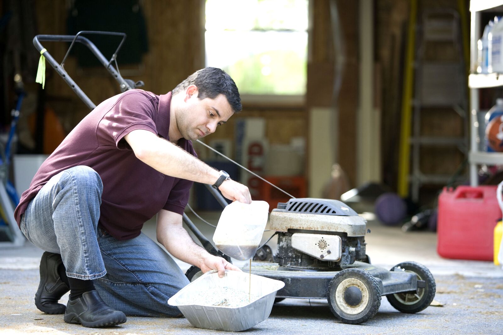 Canon EOS-1Ds Mark II sample photo. Changing, lawnmowers, oil, disposable photography