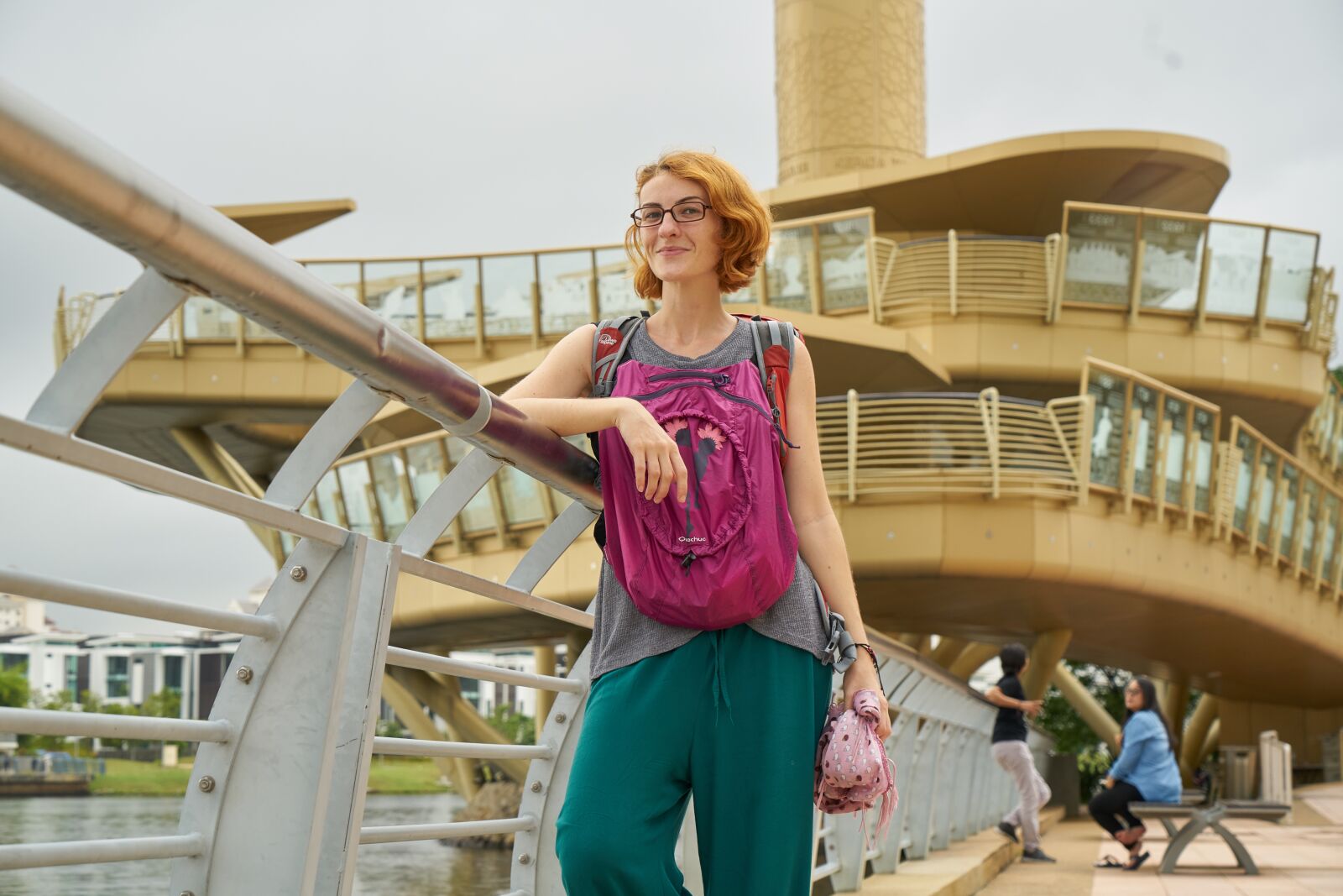 Sony a7R II sample photo. Woman, tourist, bag photography