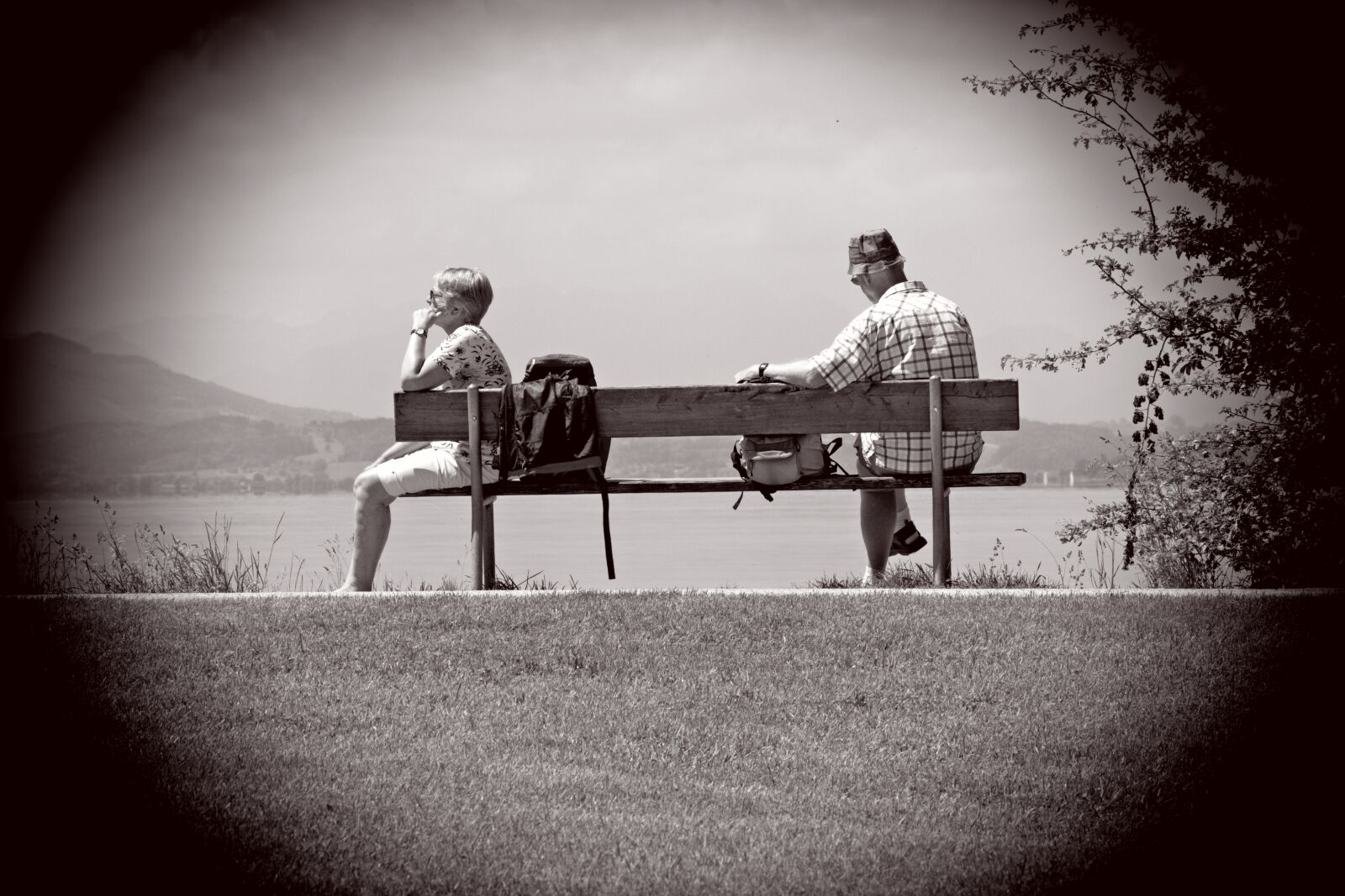 55.0-200.0mm f/4.0-f/5.6 sample photo. Man, woman, bench photography