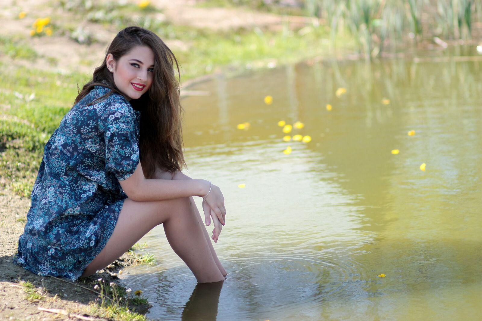 Canon EOS 450D (EOS Rebel XSi / EOS Kiss X2) sample photo. Girl, water, flowers photography