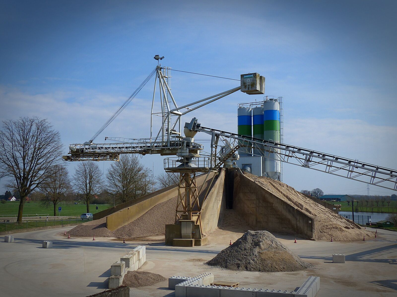 Panasonic Lumix DMC-FZ200 sample photo. Concrete plant, kieswerk, concrete photography