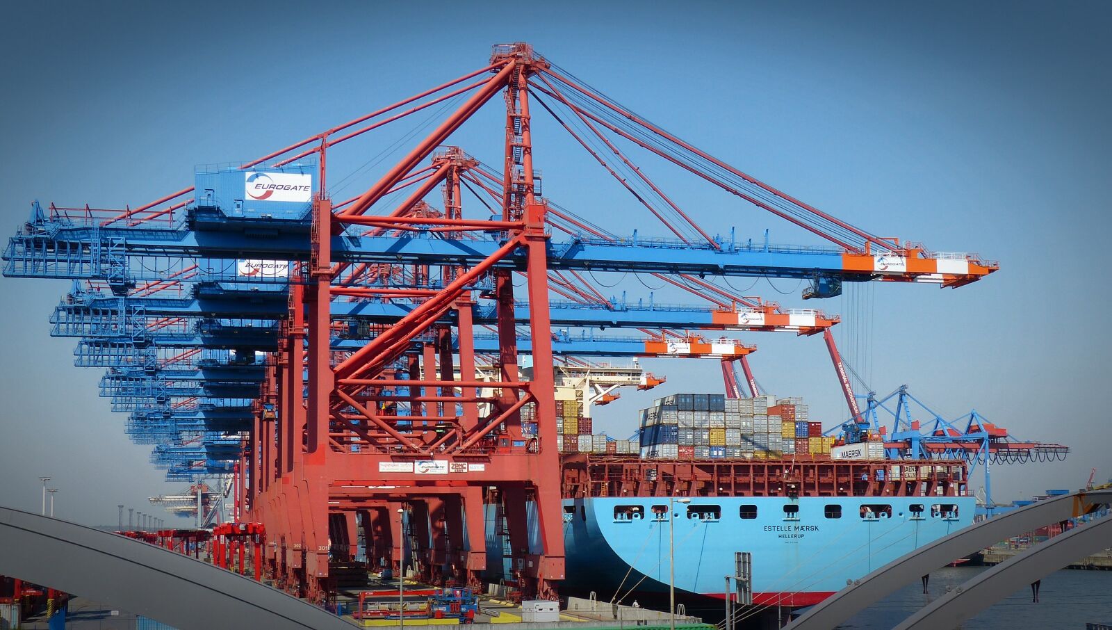 Panasonic Lumix DMC-FZ200 sample photo. Container gantry crane, container photography