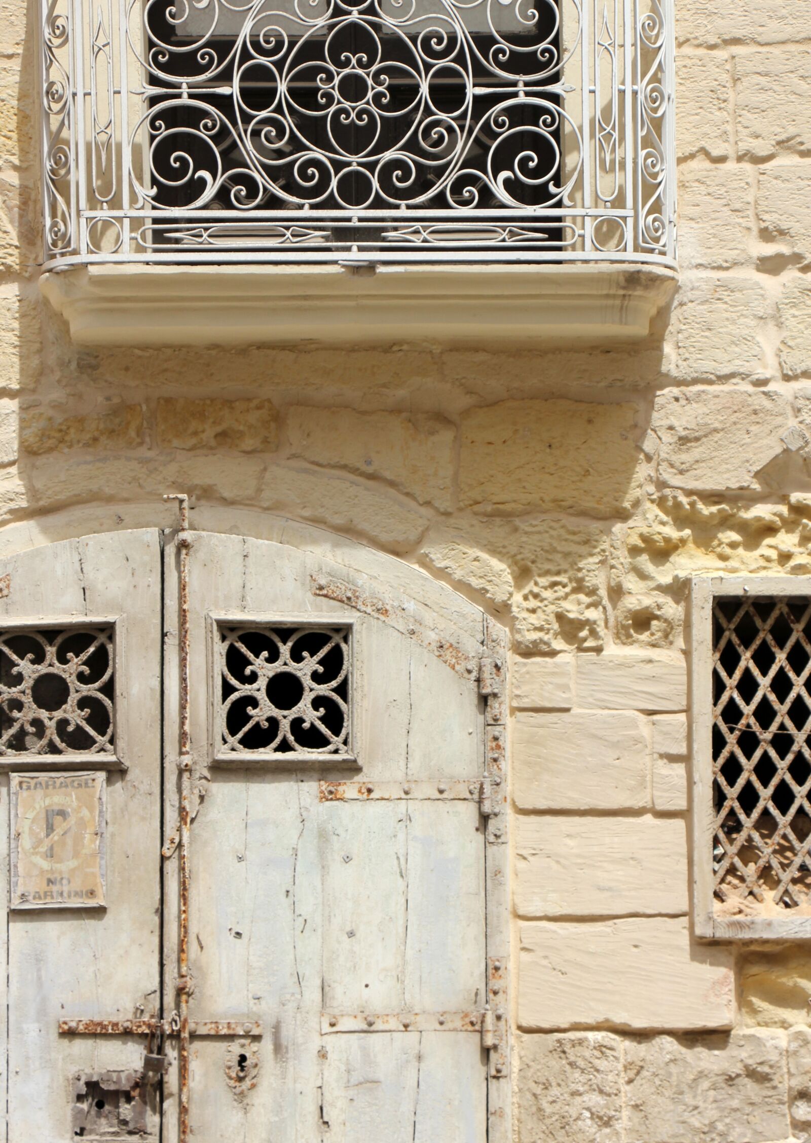Canon EOS 550D (EOS Rebel T2i / EOS Kiss X4) sample photo. Malta, old, facade photography