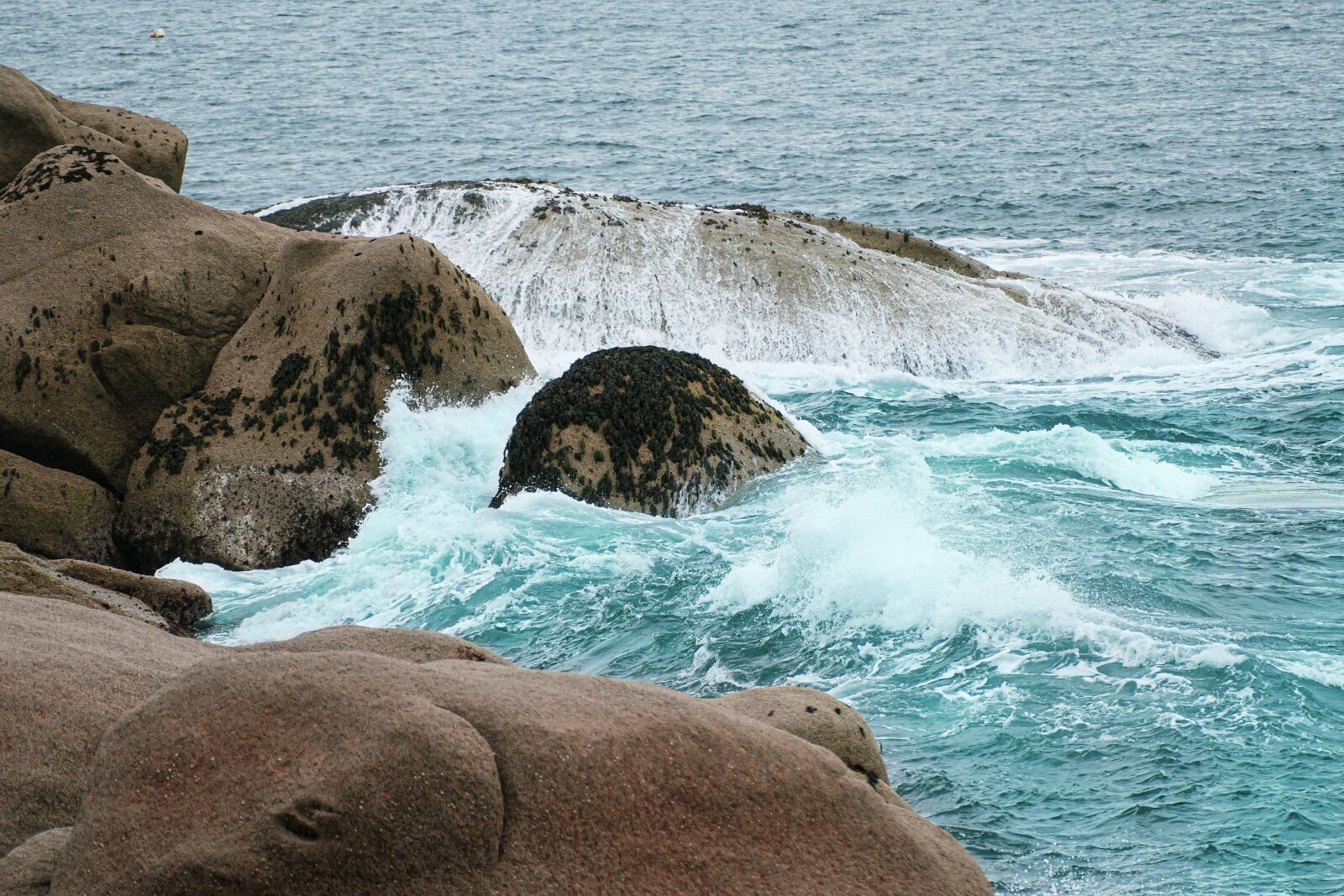 Panasonic Lumix DMC-FZ1000 sample photo. Sea, stones, water photography