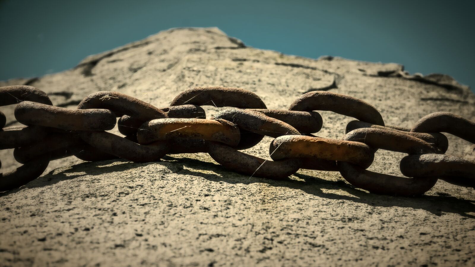 Sony Alpha a5000 (ILCE 5000) sample photo. Rock, iron chain, iron photography
