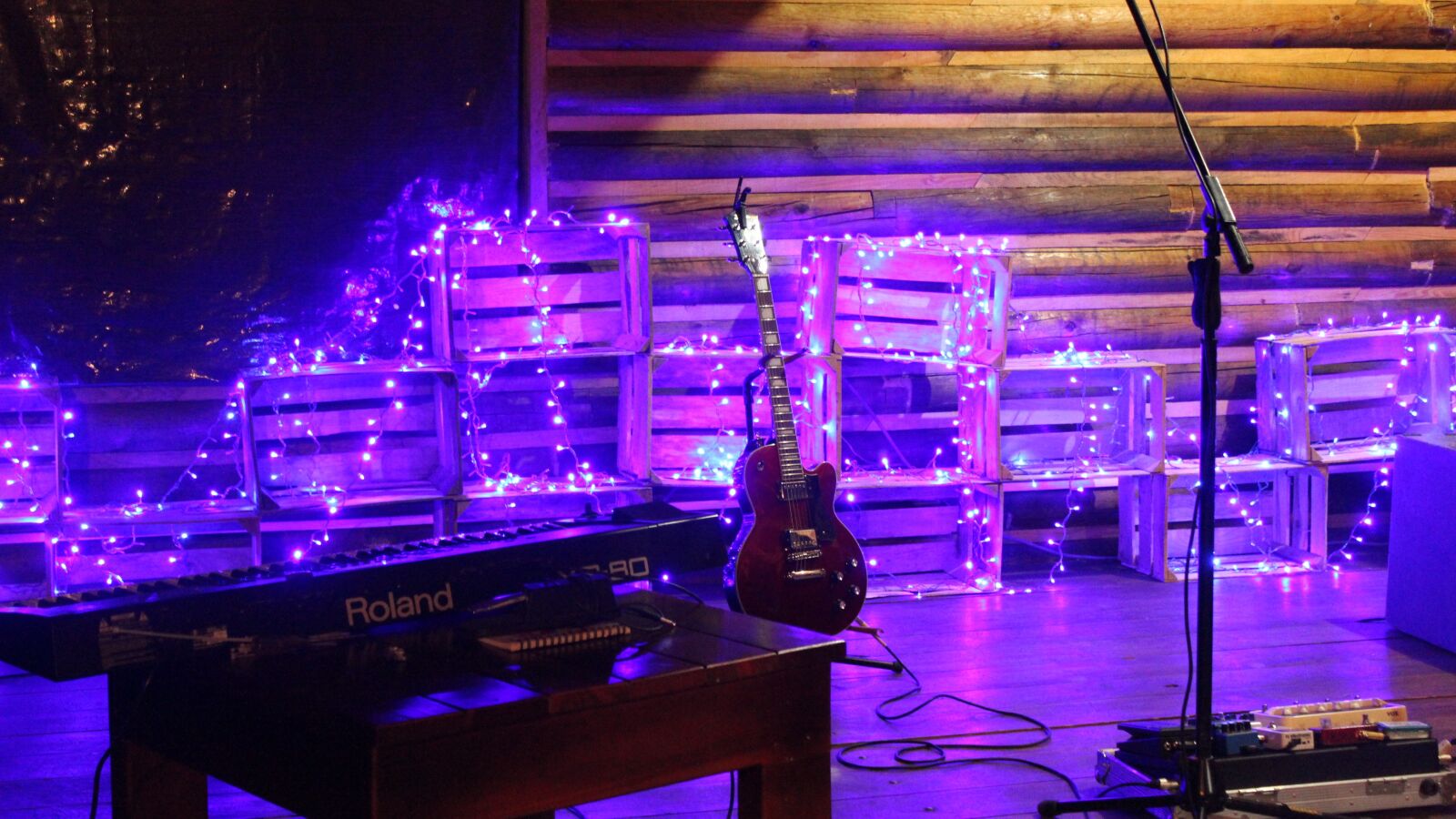 Canon EOS 600D (Rebel EOS T3i / EOS Kiss X5) sample photo. Guitar, effects, lights photography