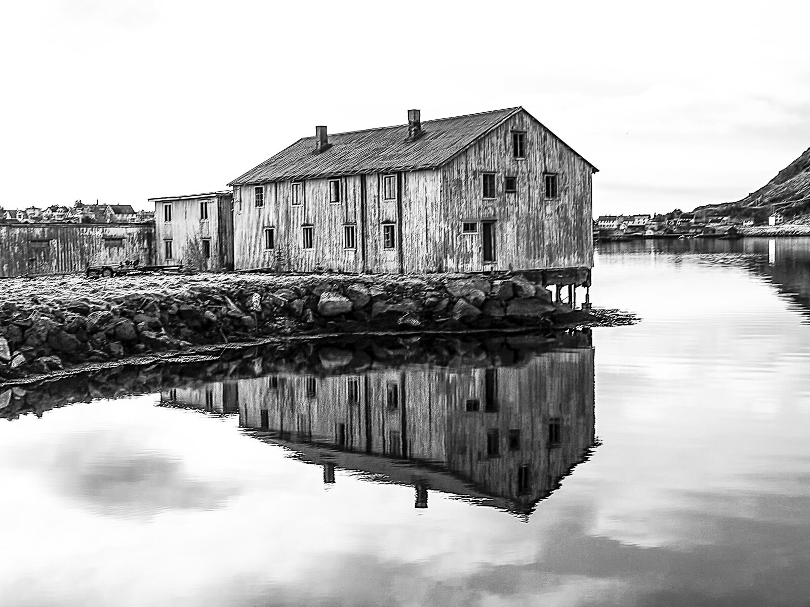 Olympus E-510 (EVOLT E-510) sample photo. House, water, mirroring photography