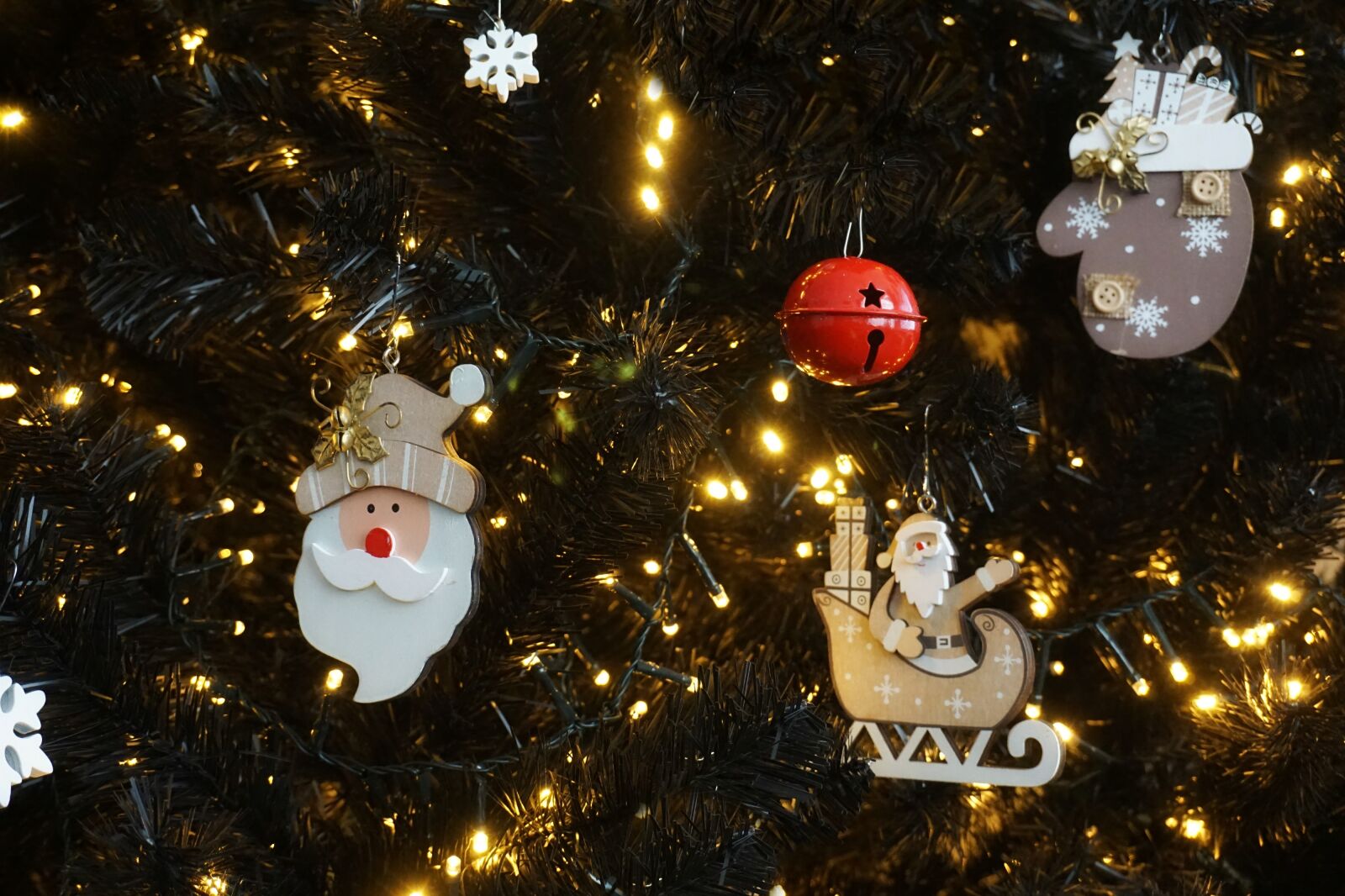 Sony a6000 sample photo. Christmas, tree, trim photography