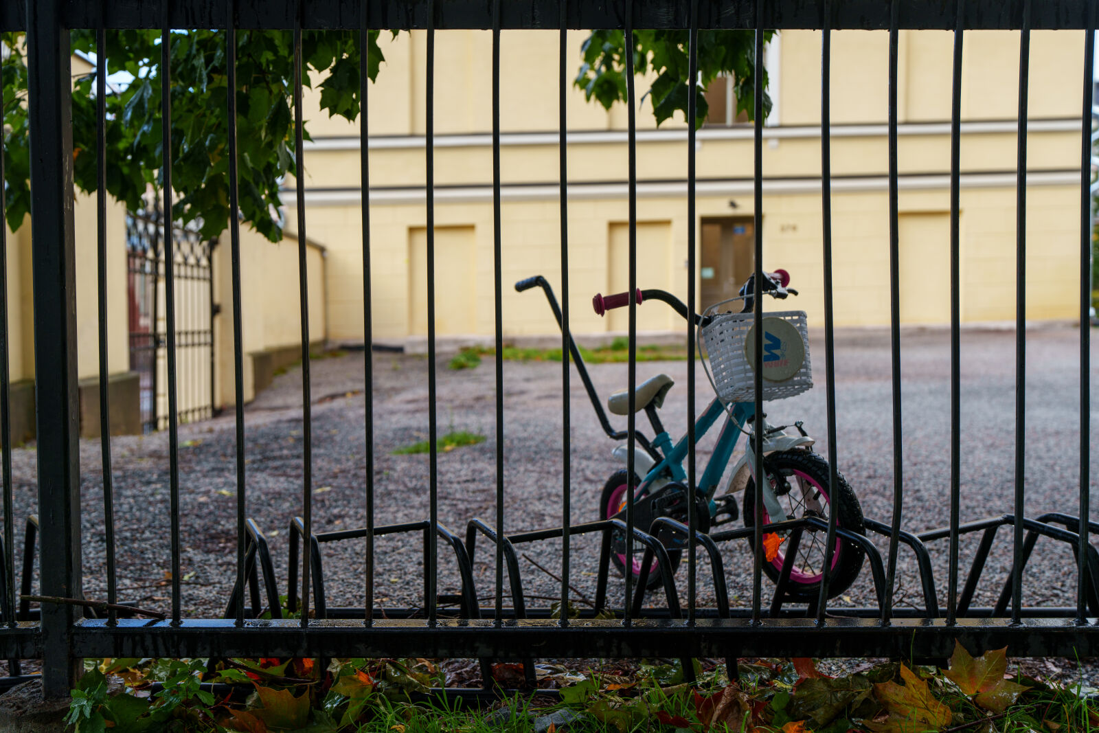 Sony FE 16-35mm F2.8 GM II sample photo. Bicycle behind the fence photography