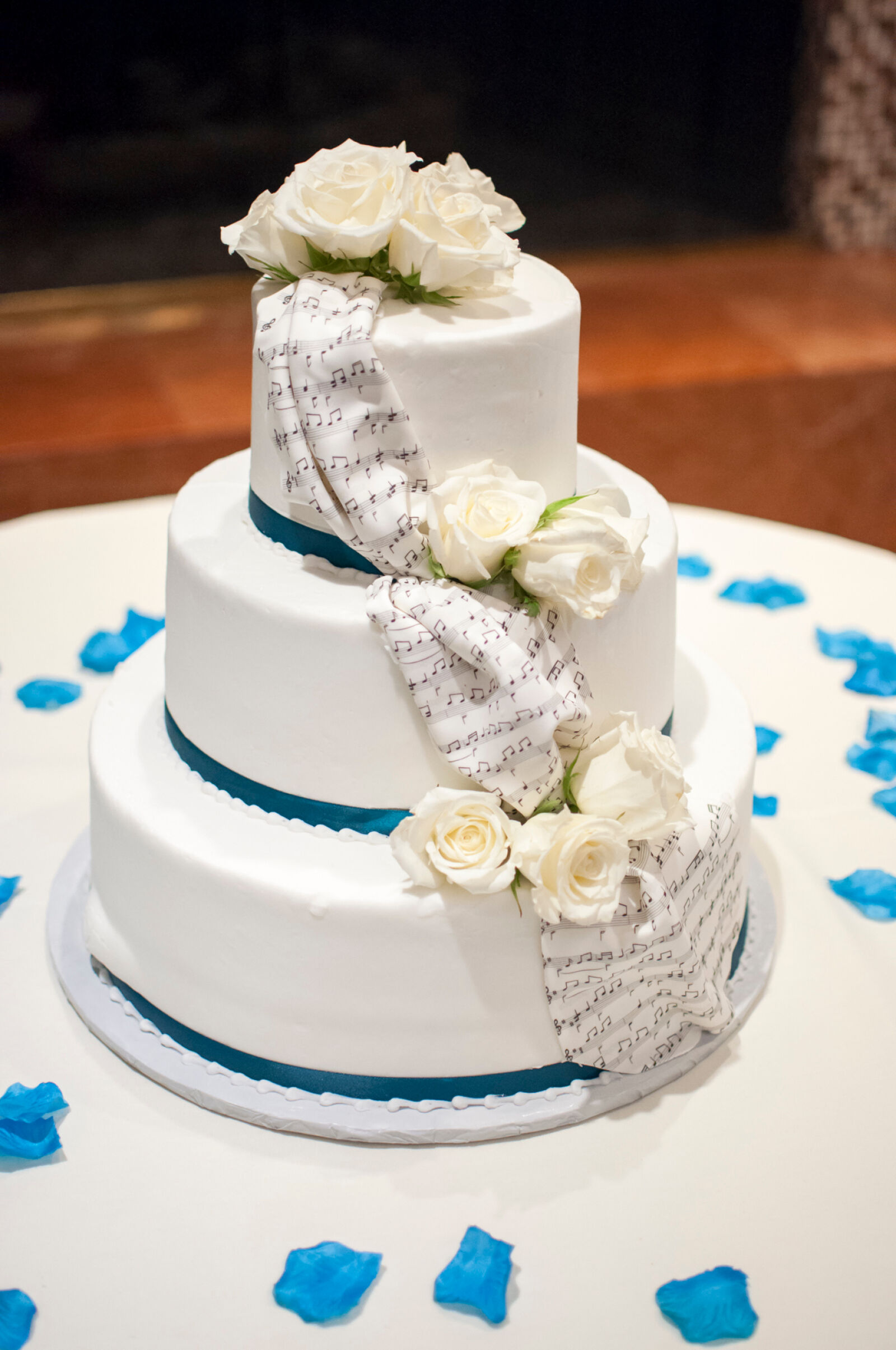 Nikon D90 + Nikon AF-S DX Nikkor 35mm F1.8G sample photo. Cake, wedding, love photography
