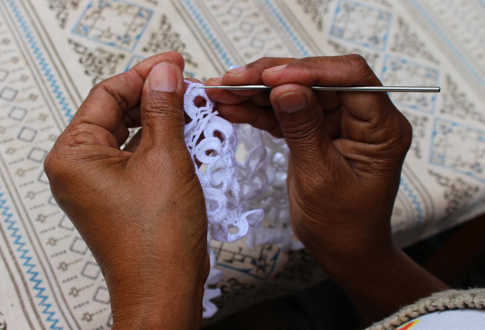 Canon EOS 700D (EOS Rebel T5i / EOS Kiss X7i) sample photo. Hands, knitting, knitted photography