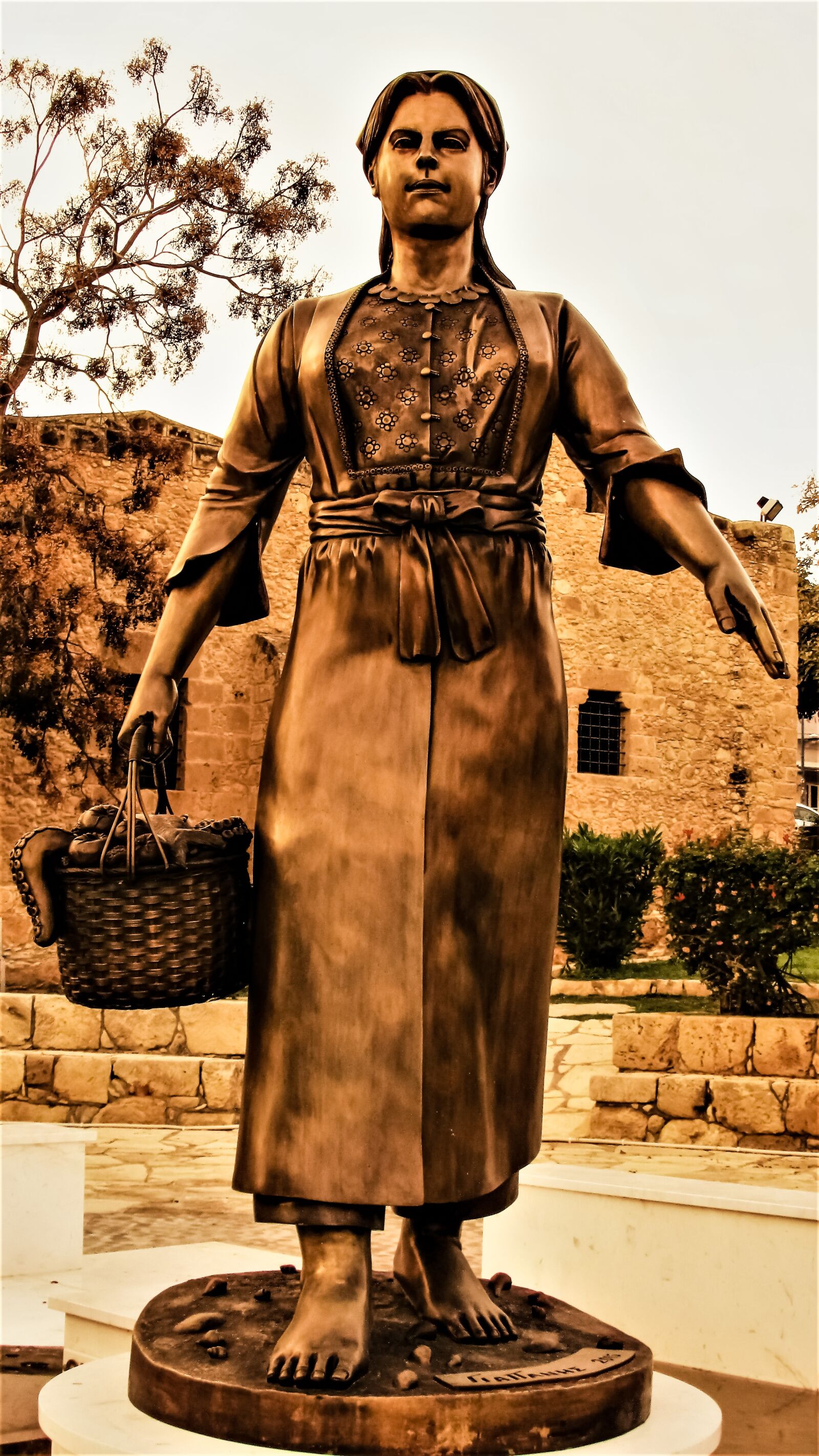 Canon PowerShot SX400 IS sample photo. Fisherman's wife, woman, octopus photography