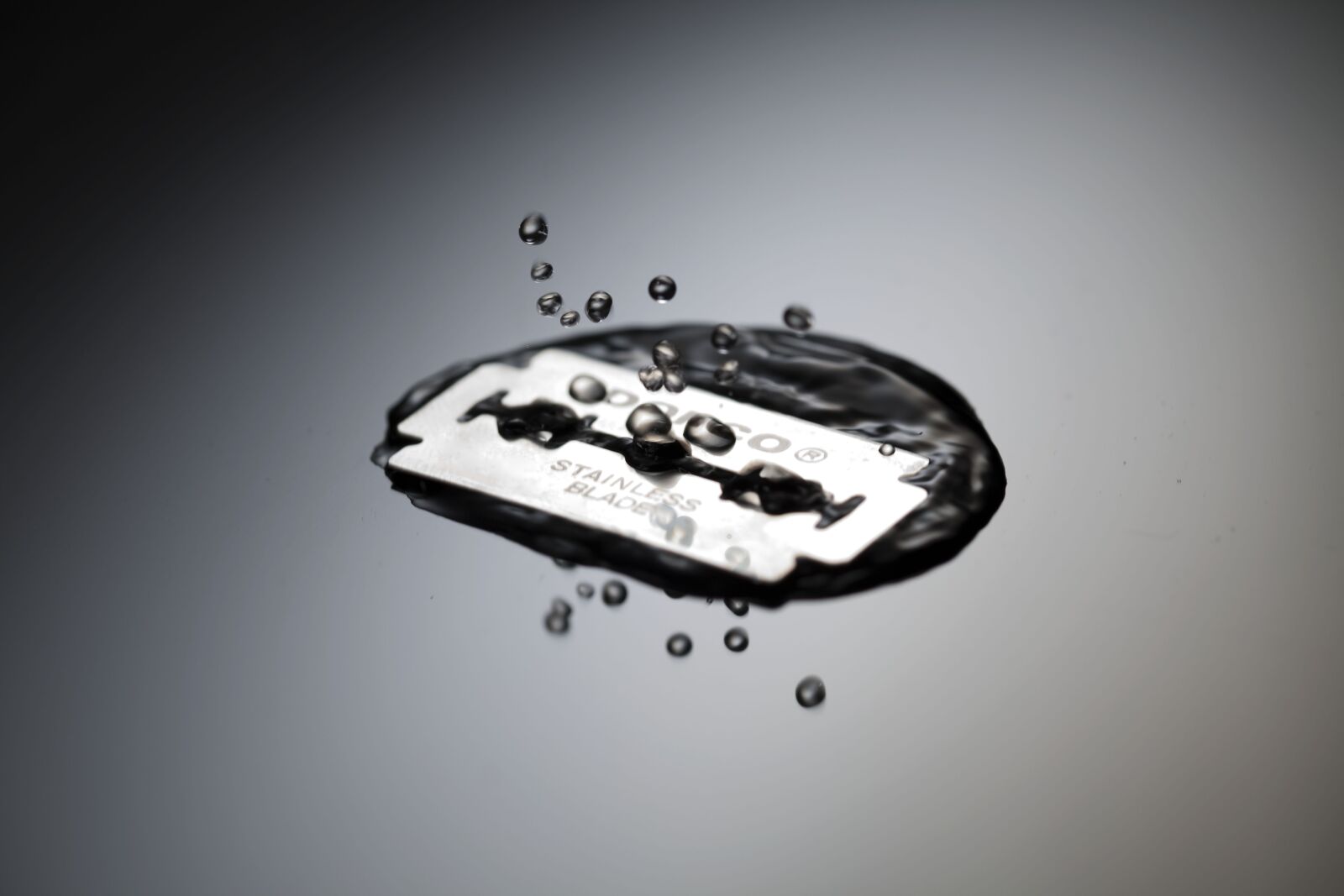 Canon EOS 5D Mark II sample photo. Razor blade, high speed photography