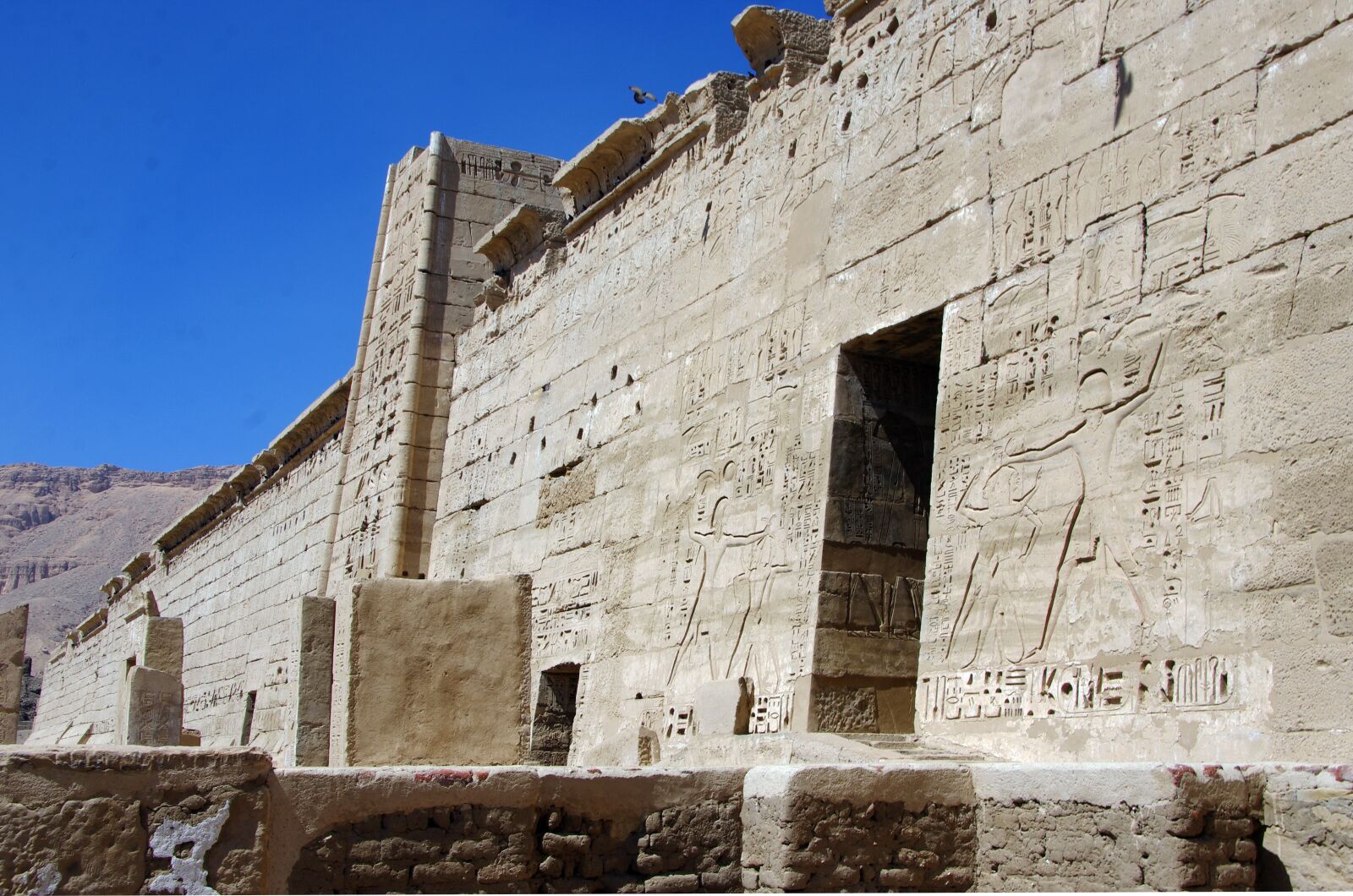 Pentax K-5 sample photo. Egypt, luxor, medinet-habu photography