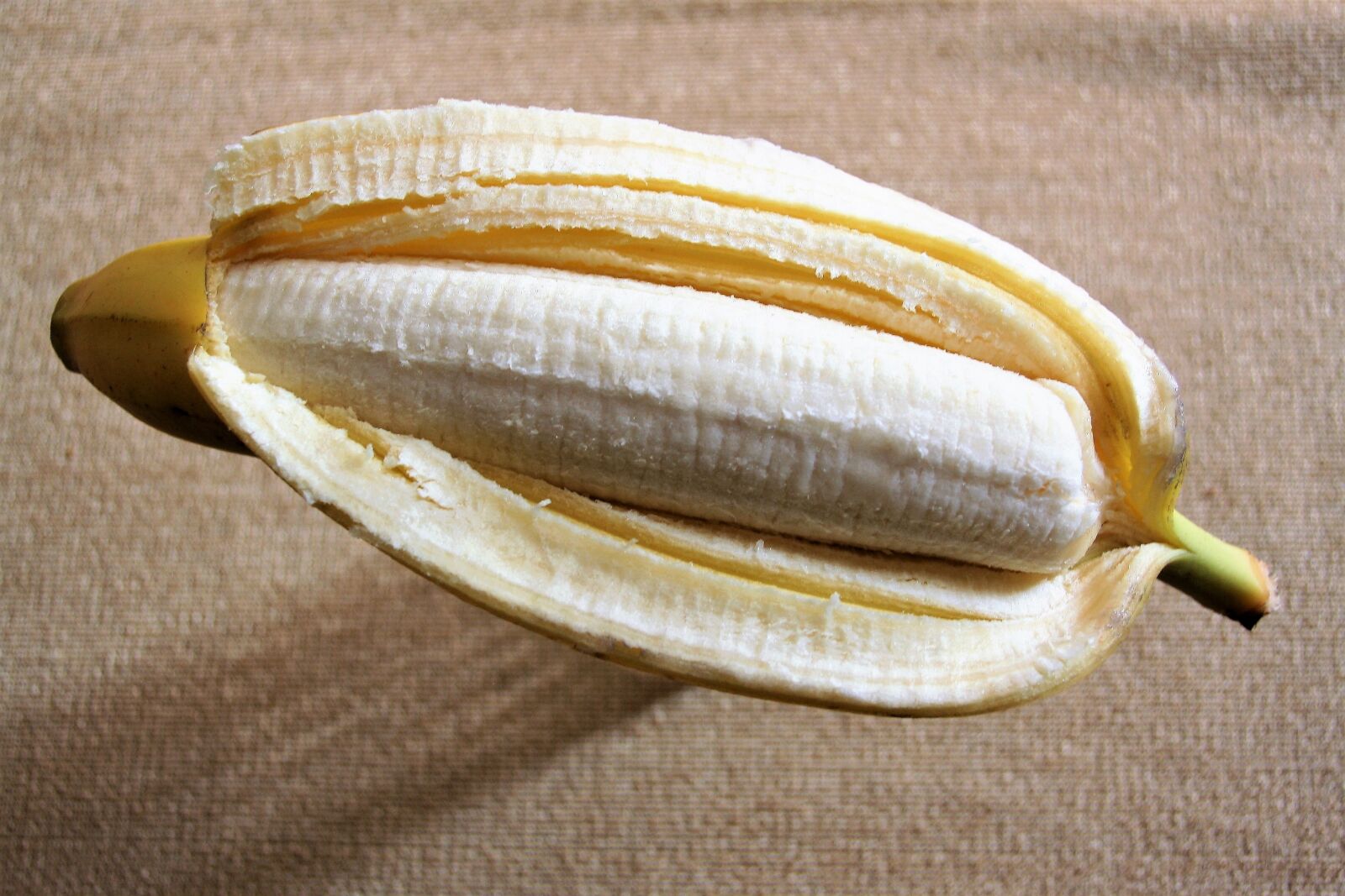 Canon EOS 400D (EOS Digital Rebel XTi / EOS Kiss Digital X) sample photo. Tasty, banana, fruit photography