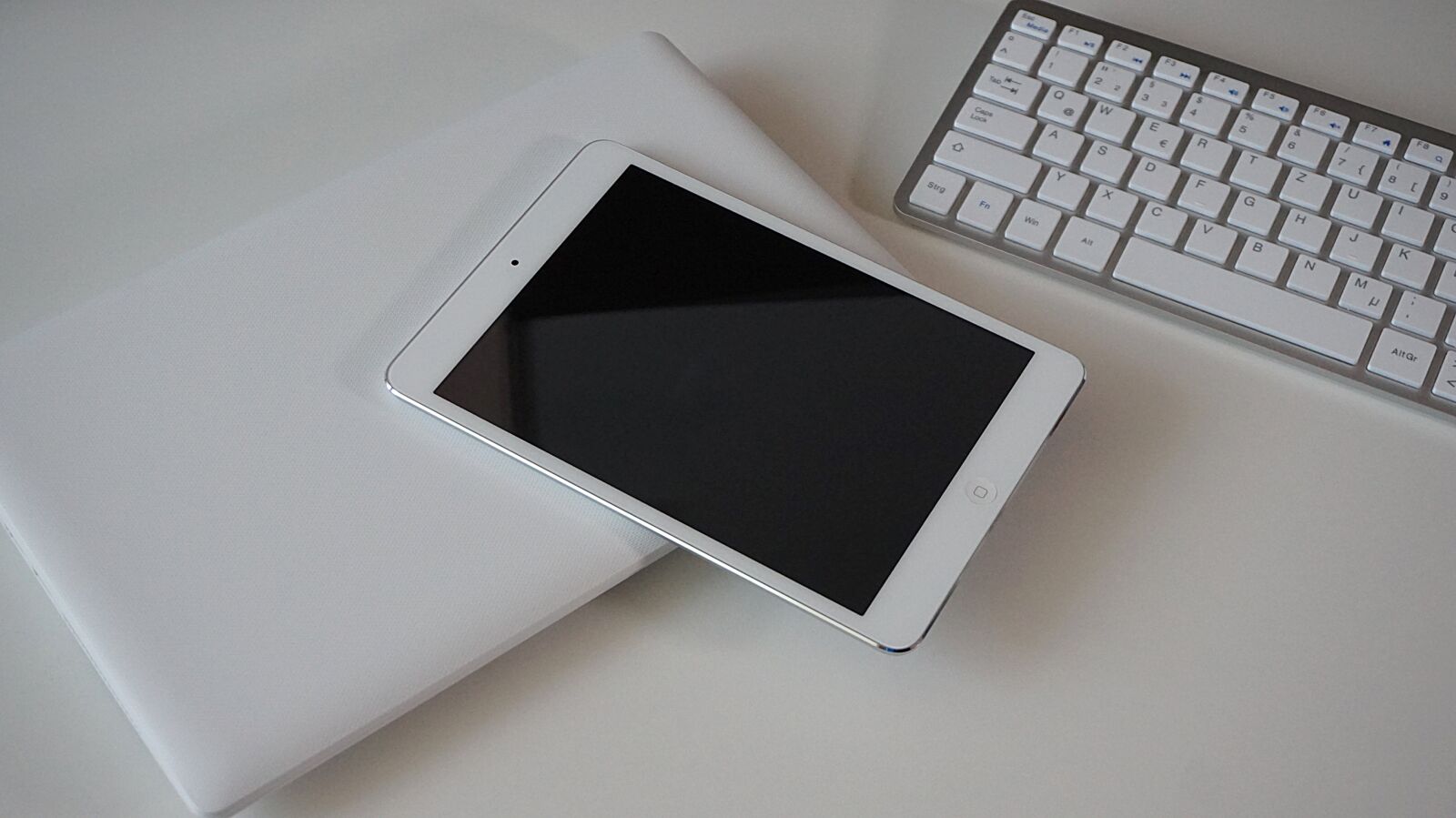 Sony Alpha a5000 (ILCE 5000) sample photo. Tablet, notebook, keyboard photography