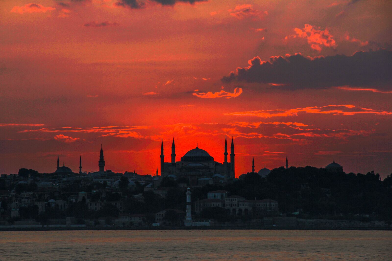 Canon EOS 550D (EOS Rebel T2i / EOS Kiss X4) sample photo. Hagiasophia, red, turkey photography