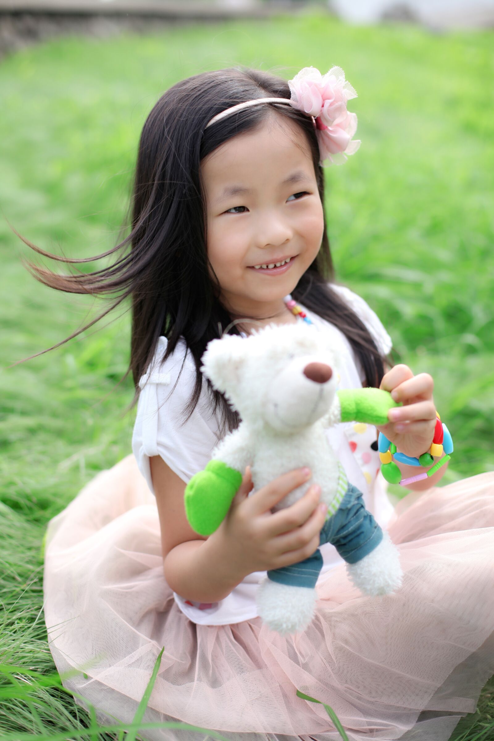 Canon EOS 5D Mark II sample photo. Cubs, green grass, wind photography