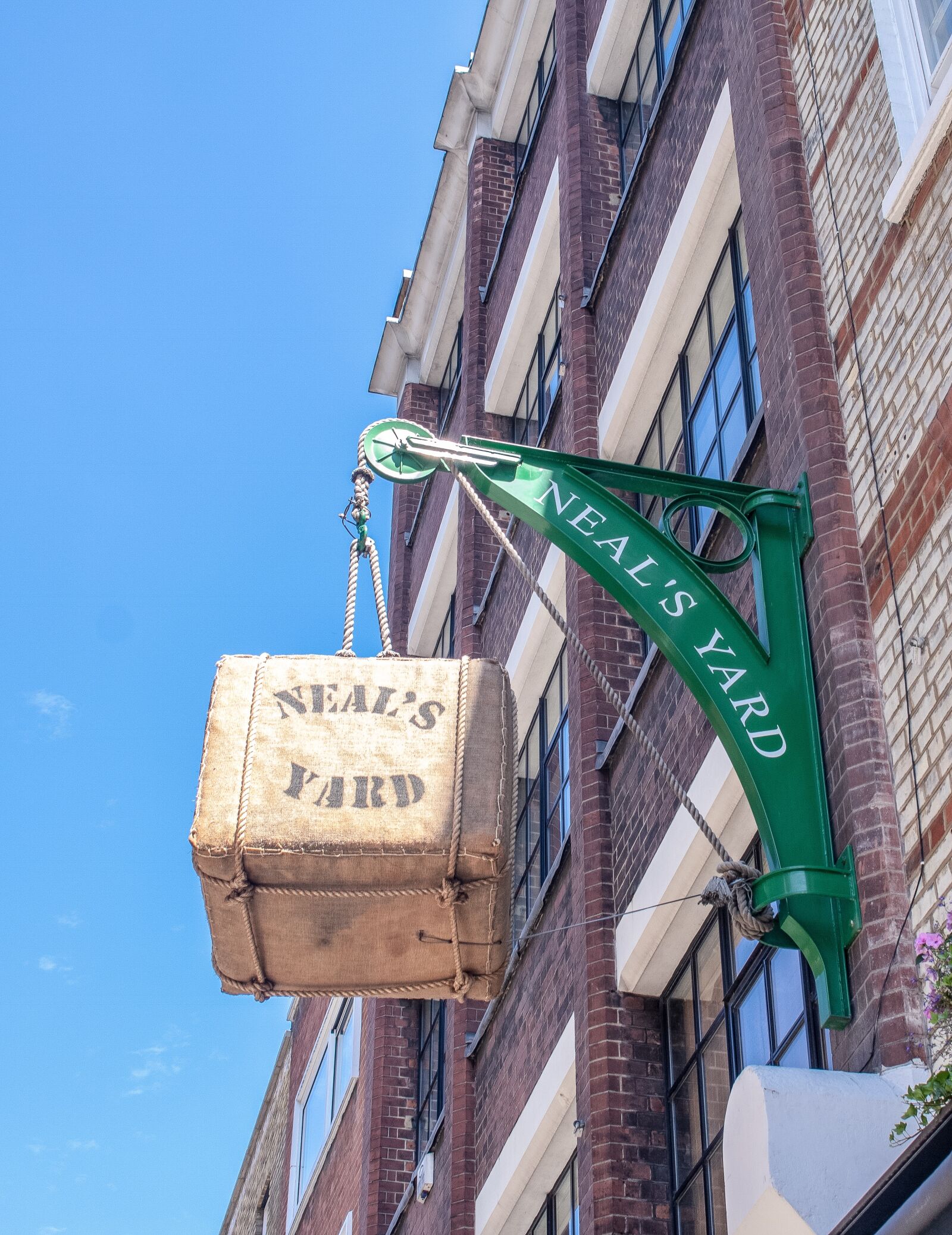 Canon EOS 750D (EOS Rebel T6i / EOS Kiss X8i) sample photo. London, neal's yard, artfully photography