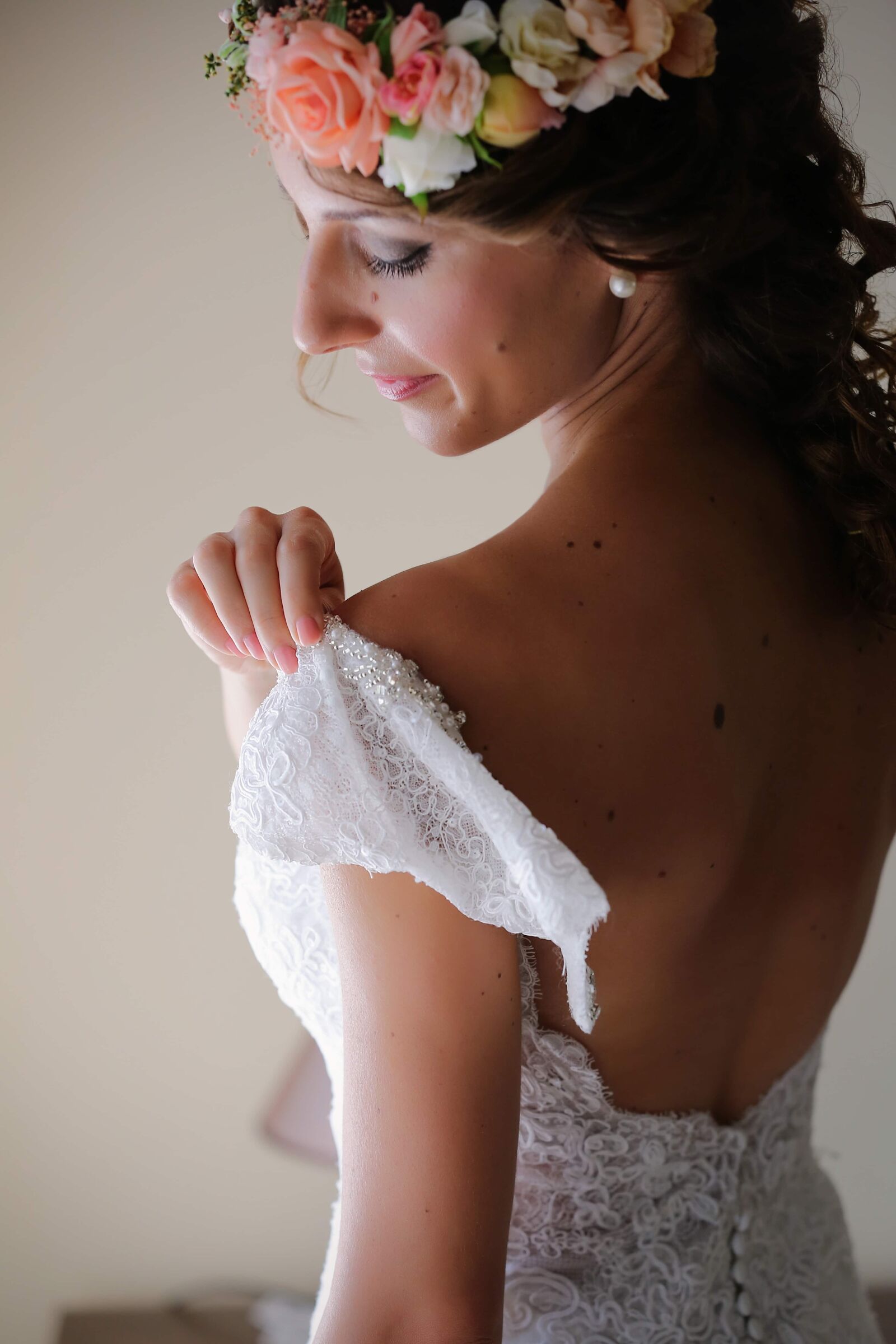 Canon EOS 5D Mark III sample photo. Shoulder, bride, wedding dress photography