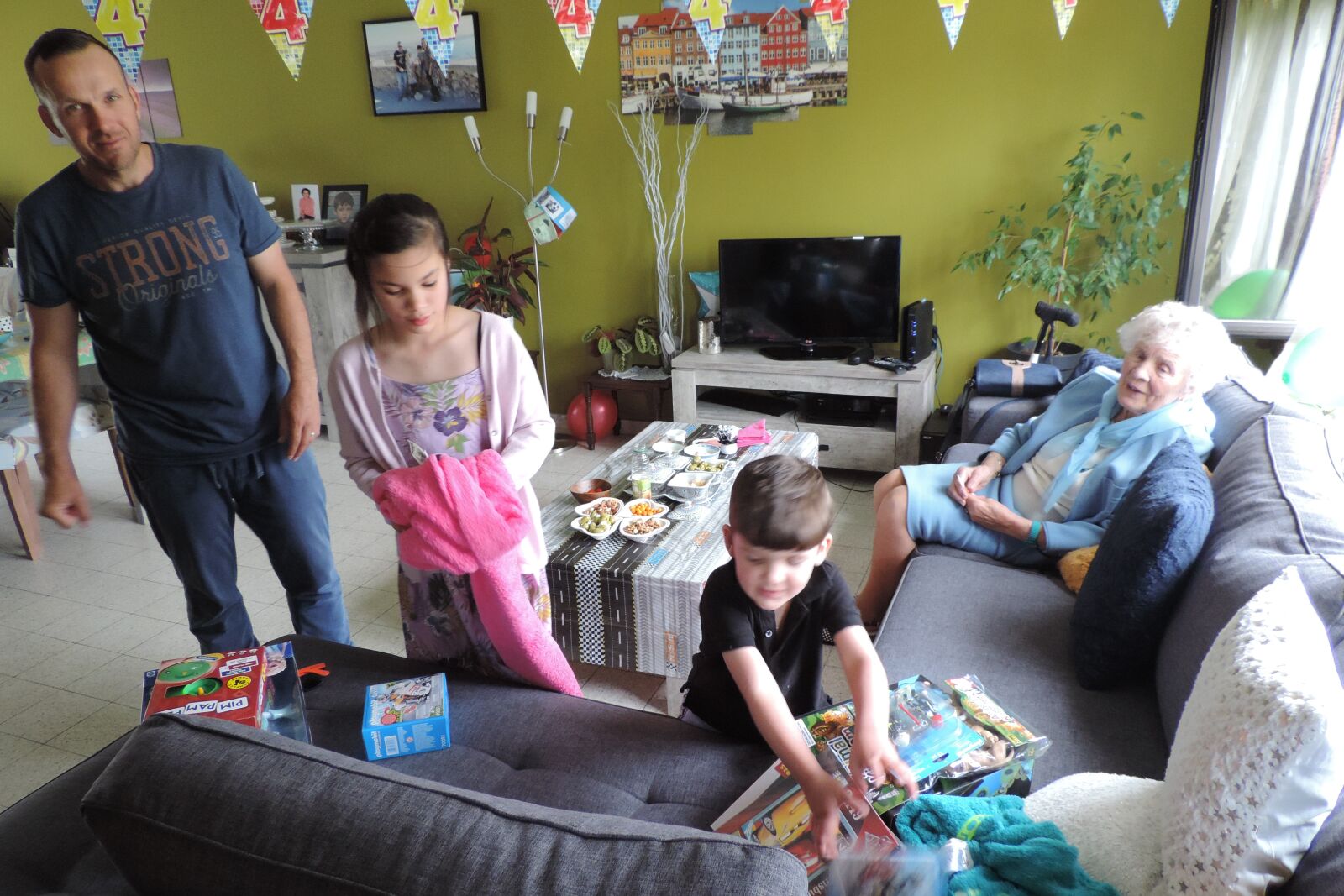 Nikon Coolpix P520 sample photo. Birthday, four, celebration photography